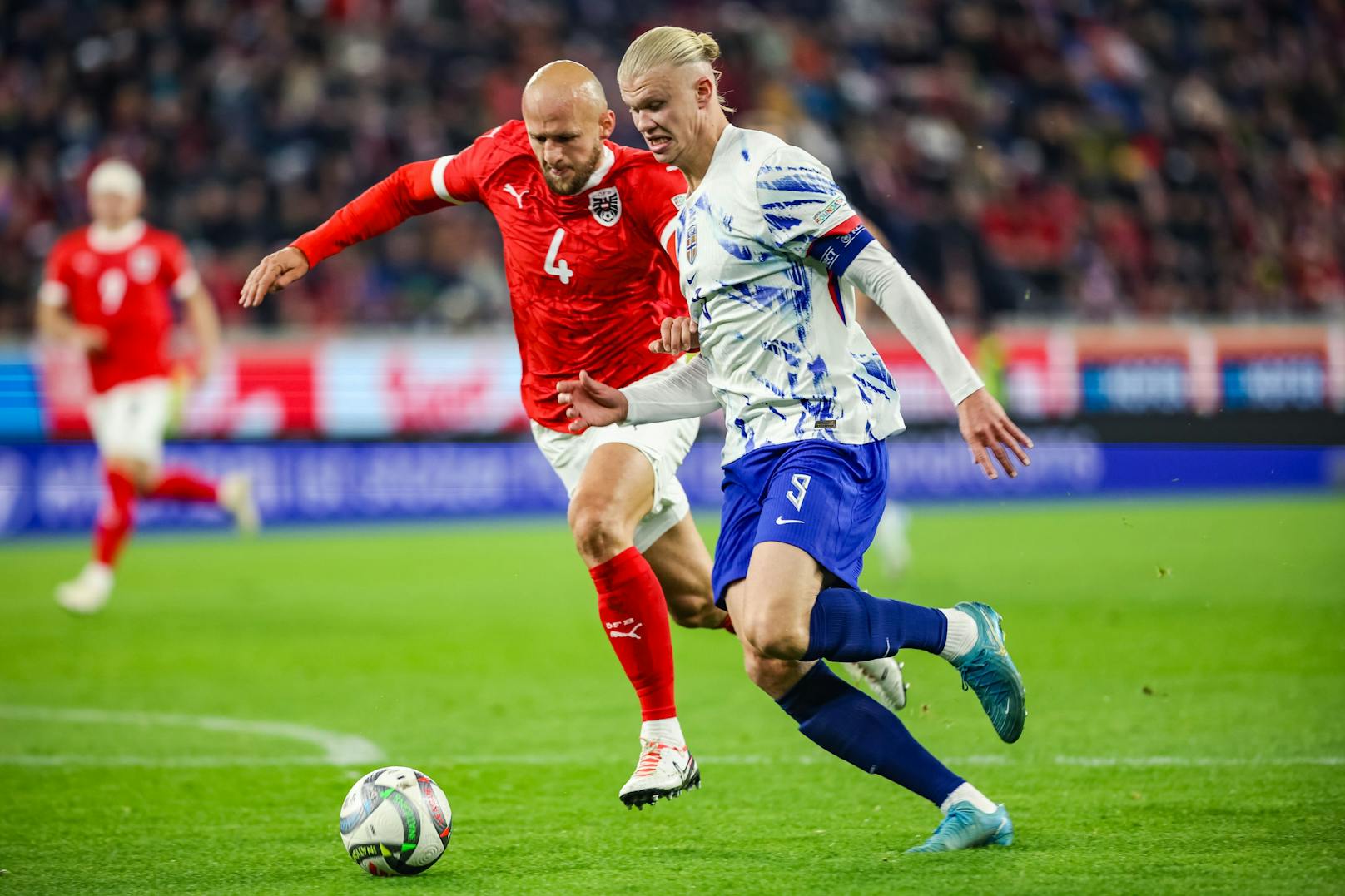 Superstar Erling Haaland schoss zuvor nach einem glücklichen Ballgewinn aus der Ferne nur an die Stange. Gernot Trauner und Co. haben den City-Torjäger ansonsten im Griff.