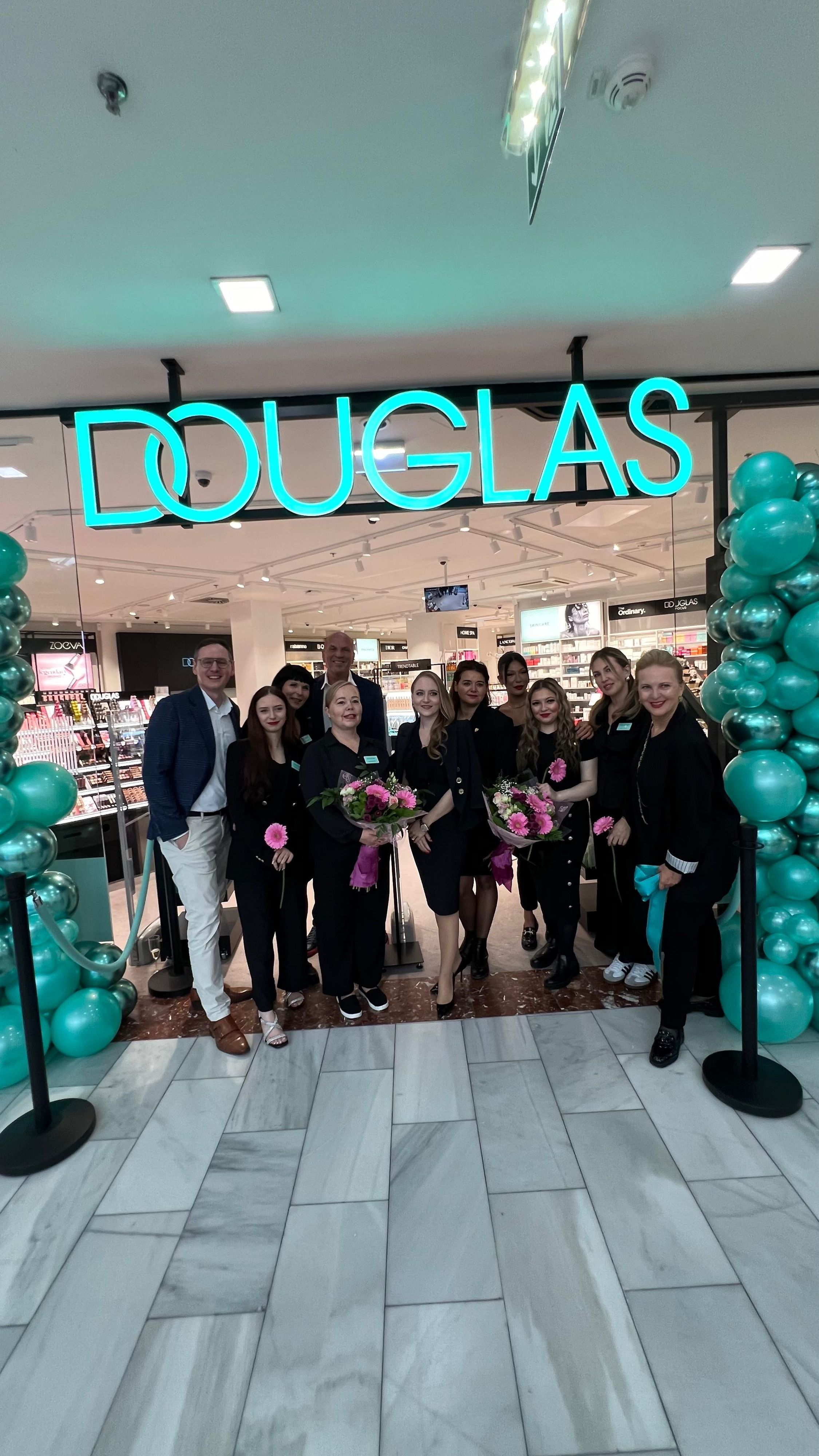 Jacqueline Lugner (Mitte) bei der Eröffnung der neuen Douglas-Filiale in der Lugner City