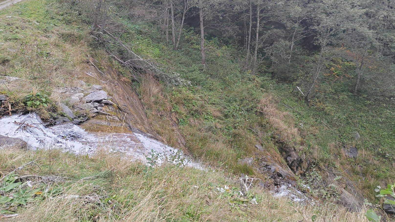 ... stürzte daraufhin rund 40 Meter tief über einen Wasserfall ab.