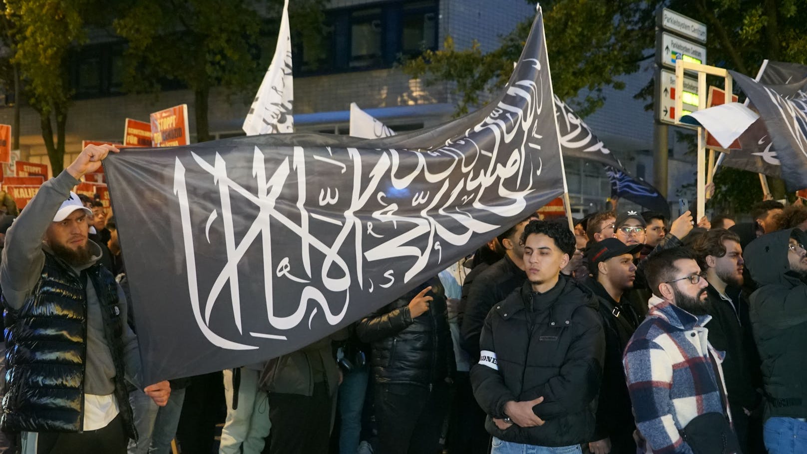 Ruf nach Kalifat – 2.000 Teilnehmer bei Muslim-Demo