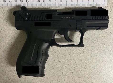 Die Beamten stellten die Schreckschusspistole sicher.