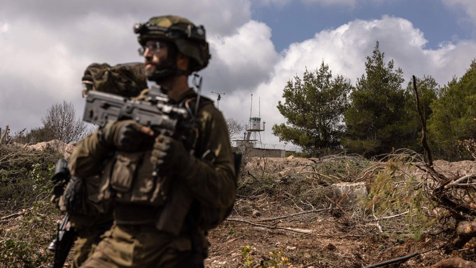 Am 13. Oktober sind bei einem israelischen Angriff auf die UN-Basis in Naqura im Südlibanon 15 Blauhelme verletzt worden.