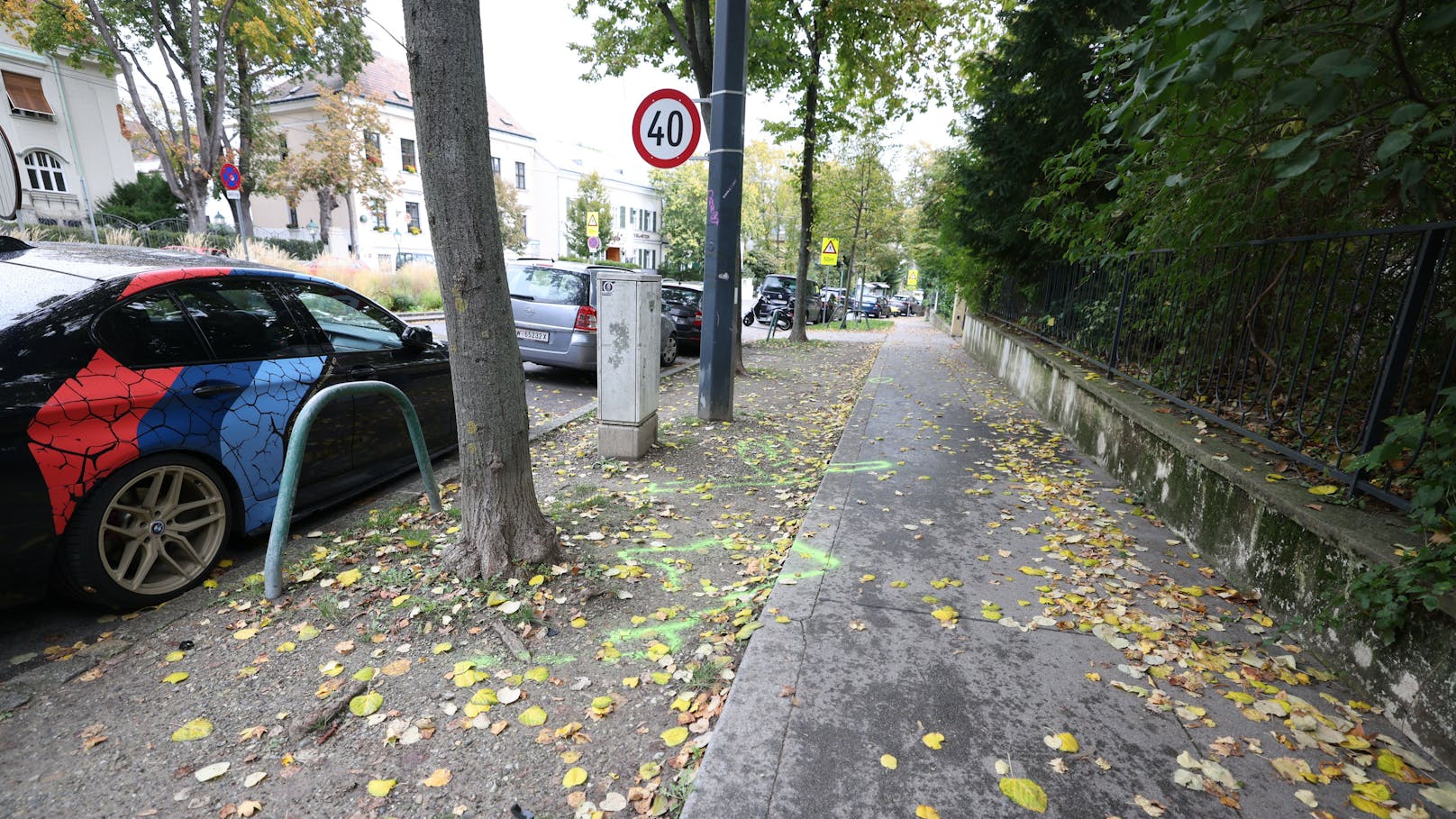 Tragischer Autounfall in Döbling. Ein 61-Jähriger verstarb am Unfallort.