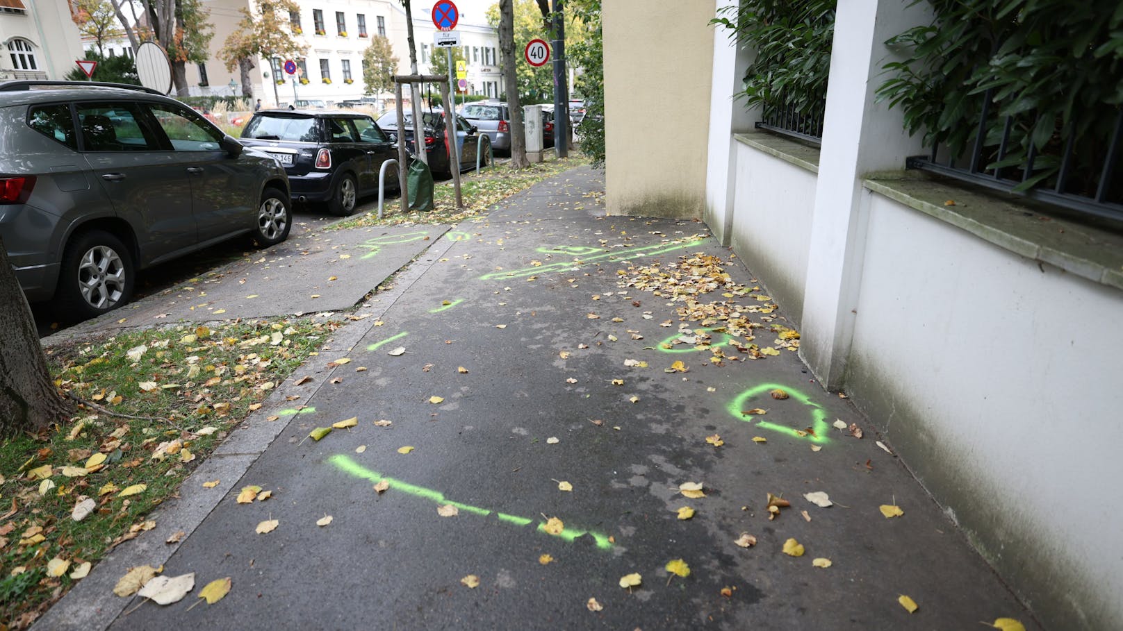 Tragischer Autounfall in Döbling. Ein 61-Jähriger verstarb am Unfallort.