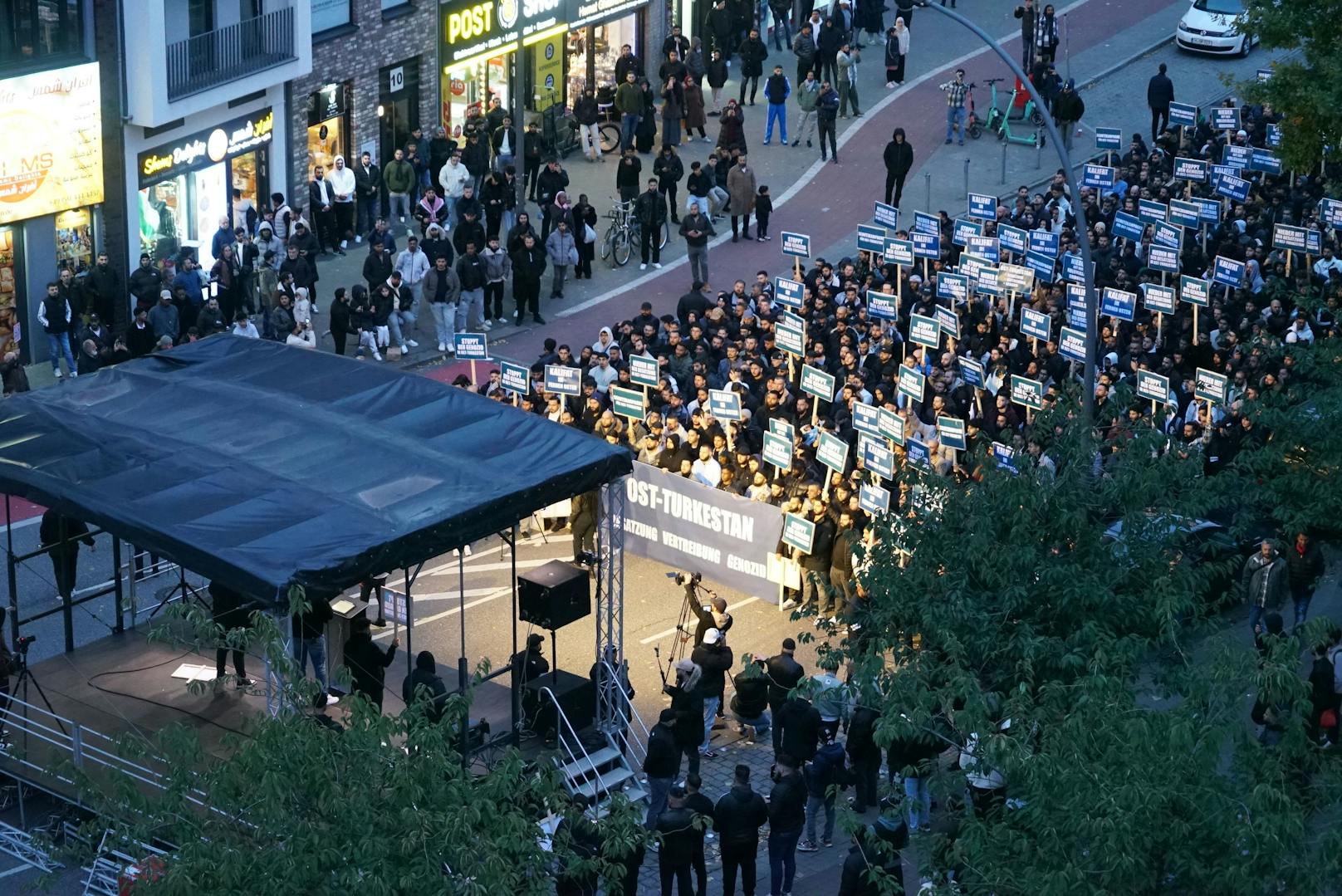 Samstagabend haben sich rund 2.000 Teilnehmer zu einer Demonstration gegen Israel am am Steindamm im Hamburger Stadtteil St. Georg versammelt.