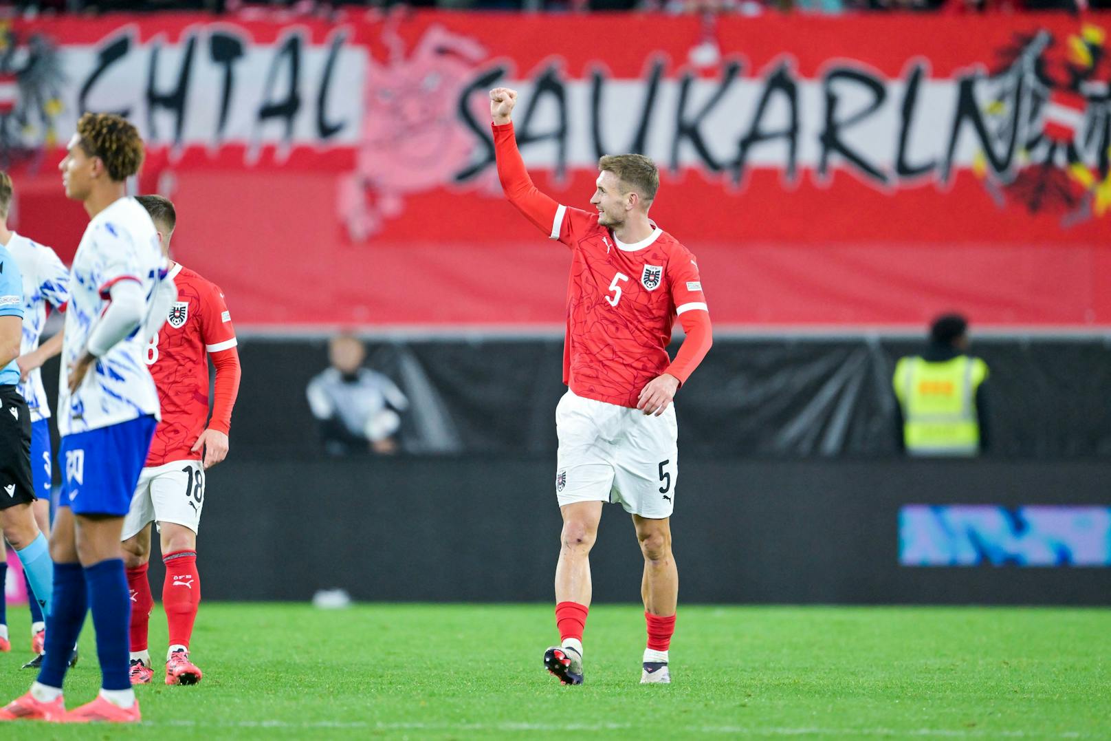 Posch macht es seinem Verteidiger-Kollegen gleich, nickt nach Sabitzer-Maßflanke zum 4:1 ein.