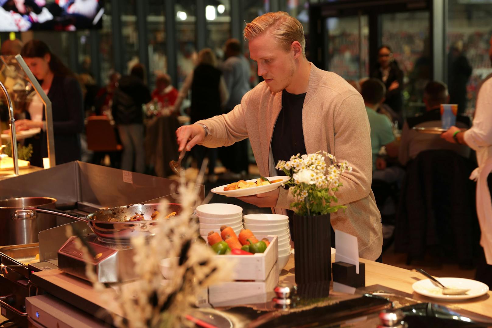 Xaver Schlager, einer der vielen Verletzten, konnte in Linz nur beim Buffet zuschlagen. Den wahren Leckerbissen liefern die Kollegen auf dem Rasen. Durch das 4:0 gegen Kasachstan und das 5:1 gegen Norwegen sind die Österreicher nach vier von sechs Liga-B-Gruppenspielen wieder auf Aufstiegskurs.