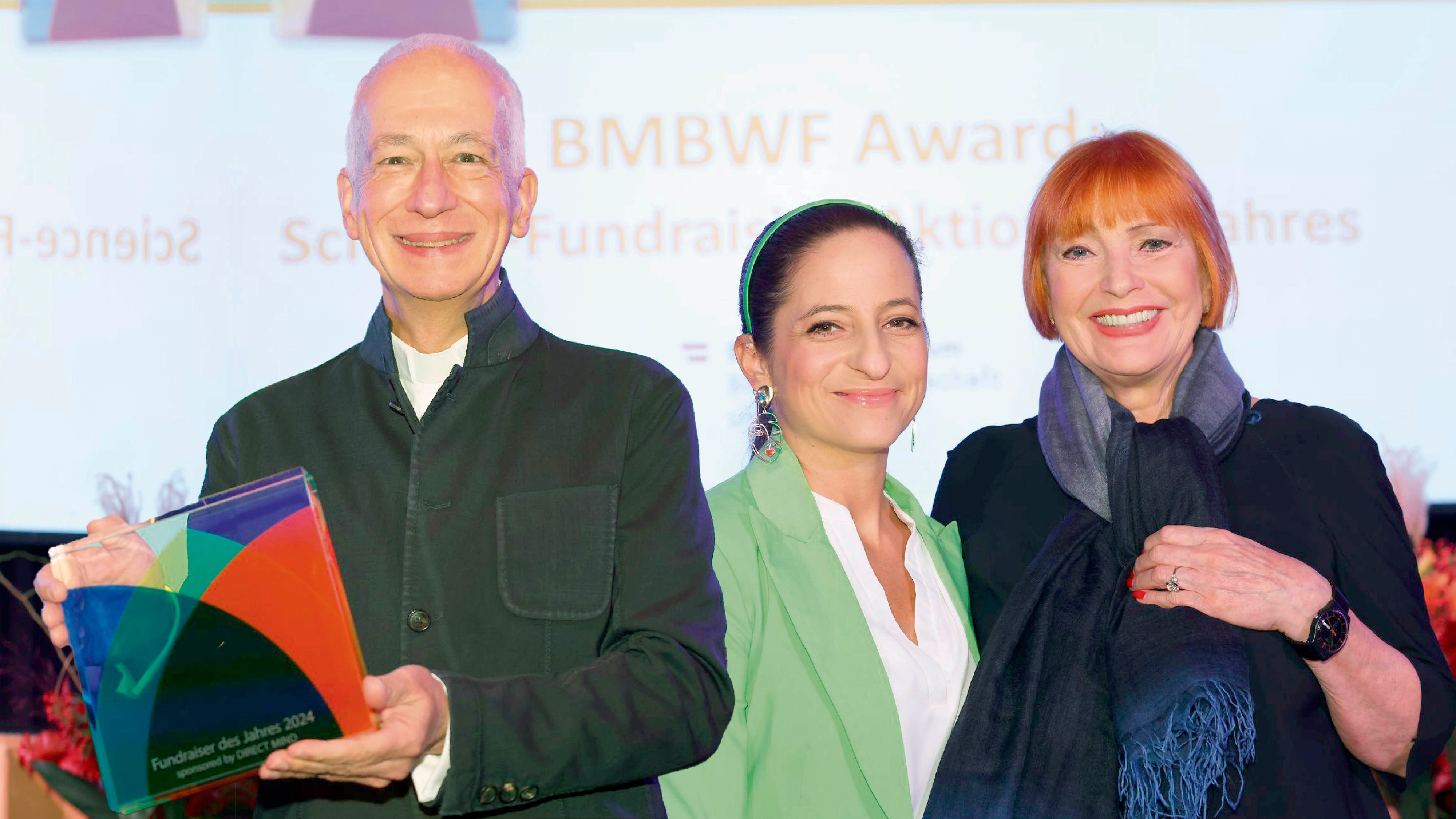 ÖBB-Stimme Chris Lohner und Kabarettistin Caroline Athanasiadis gratulierten Michael Landau.