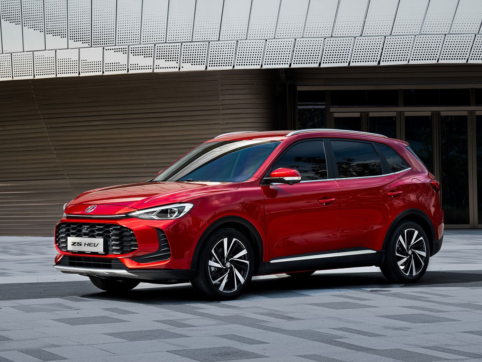 Optisch präsentiert sich der ﻿MG ZS deutlich moderner, vor allem die Frontpartie wirkt elegant und dynamisch zugleich.