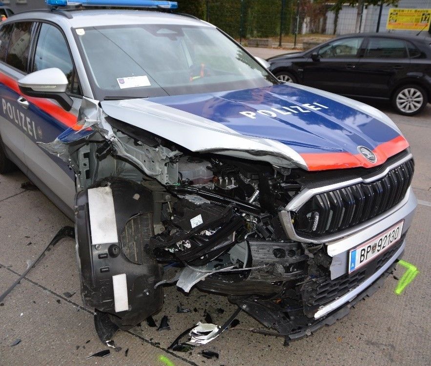 Am Sonntag wurde ein Streifenwagen durch einen flüchtigen Tatverdächtigen gerammt. 