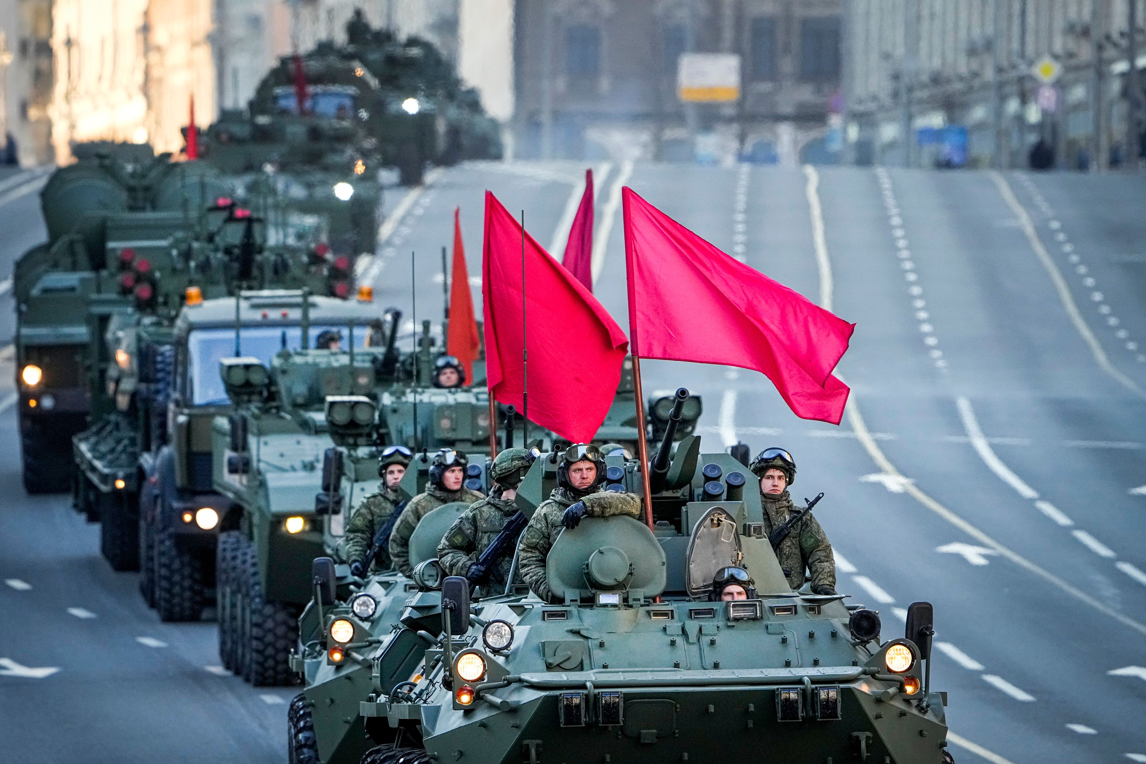 Die russischen Streitkräfte – hier bei einer Parade auf dem Roten Platz im Jahr 2022&nbsp; – sind laut Expertenmeinung schon bald zu einem Angriff auf die NATO in der Lage