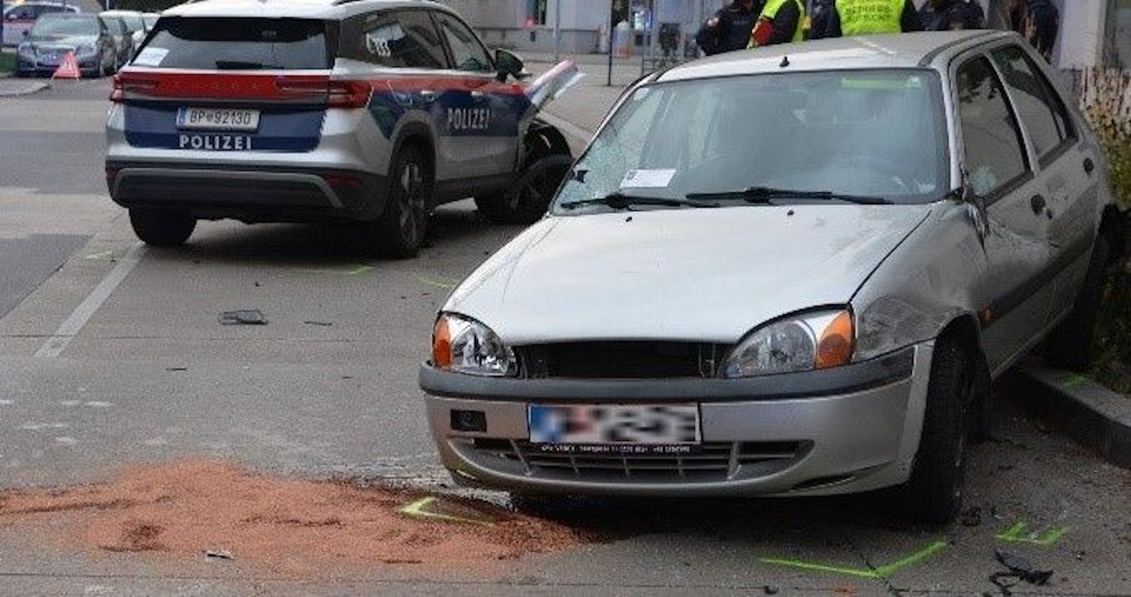 Am Sonntag wurde ein Streifenwagen durch einen flüchtigen Tatverdächtigen gerammt. 