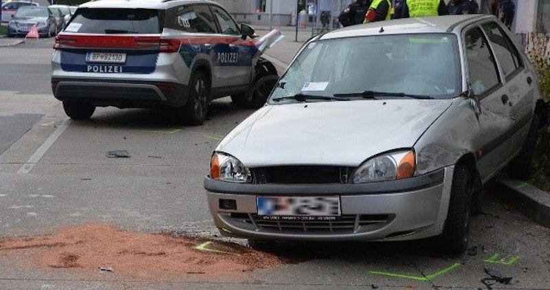 Am Sonntag wurde ein Streifenwagen durch einen flüchtigen Tatverdächtigen gerammt. 
