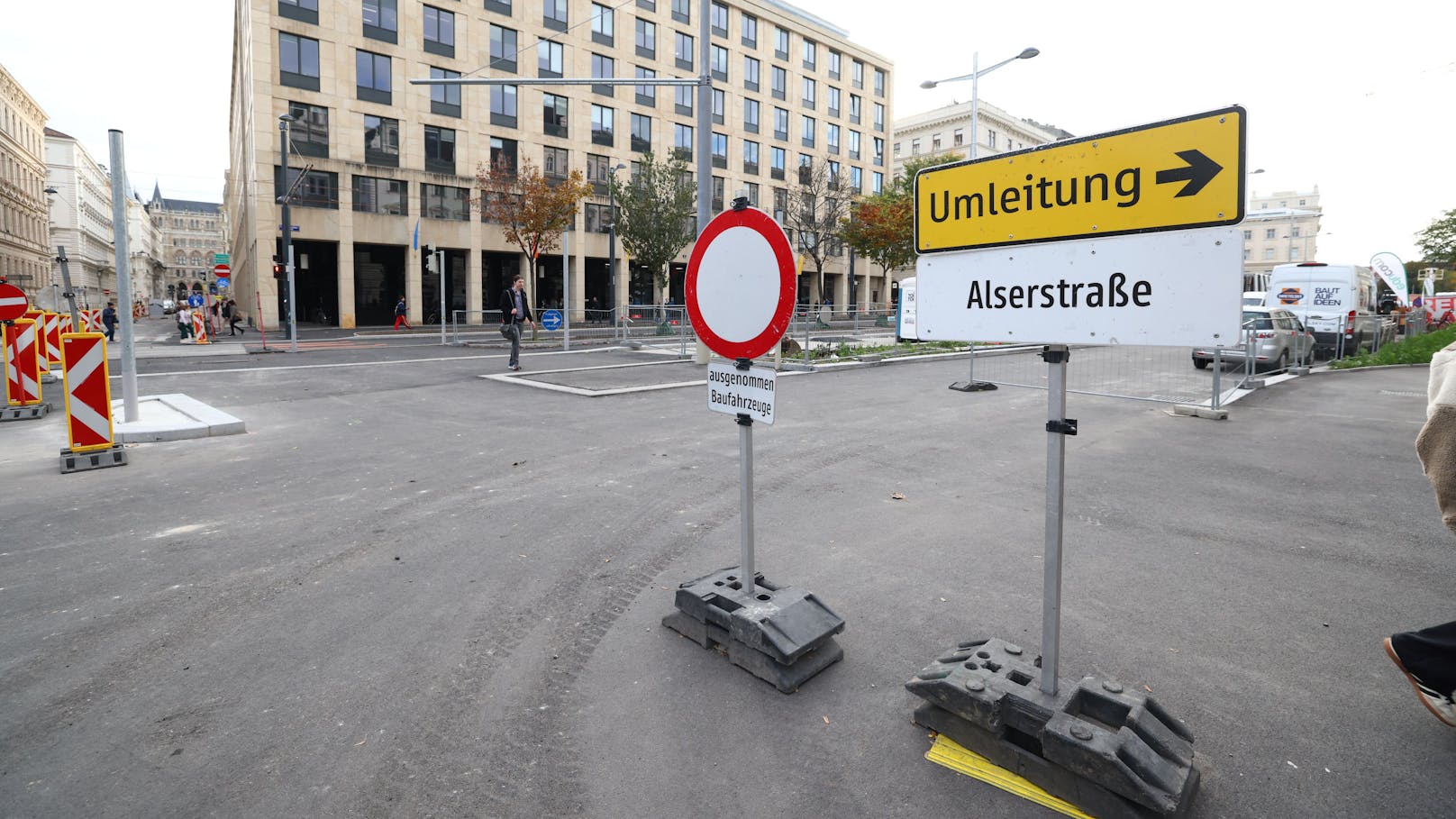 Der Schilderwald auf der Universitätsstraße (Wien-Alsergrund)