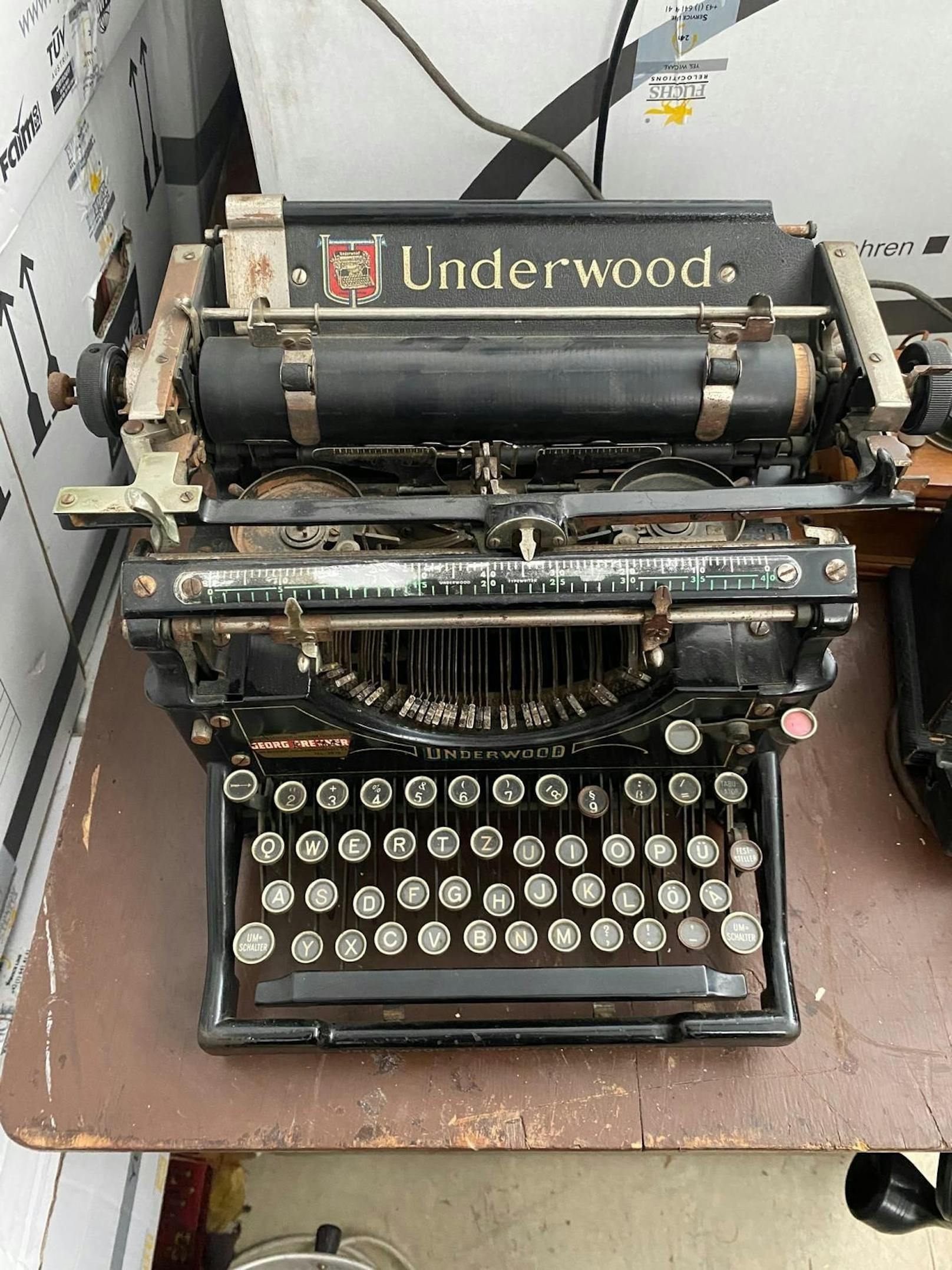 Eine Underwood-Schreibmaschine – perfekt für alle Nostalgiker oder als stylisches Deko-Objekt.