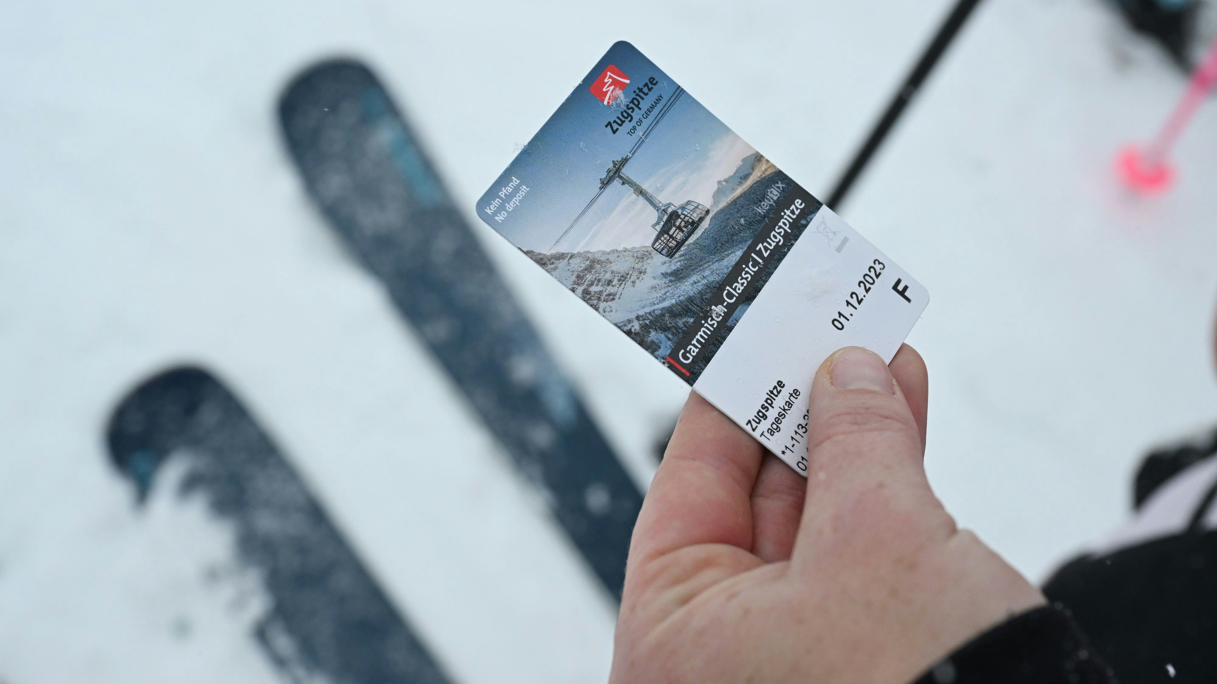 Download von www.picturedesk.com am 14.10.2024 (10:54).  PRODUCTION - 01 December 2023, Bavaria, Grainau: A skier shows her day ticket at the opening of the ski season on the Zugspitze. Photo: Angelika Warmuth/dpa - 20231201_PD3341 - Rechteinfo: Rights Managed (RM)