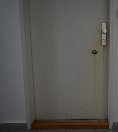 Die unbekannten Täter dürften eine Säure verwendet haben, um die Schlosszylinder zu verätzen.