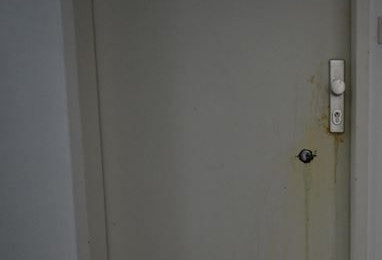 Die unbekannten Täter dürften eine Säure verwendet haben, um die Schlosszylinder zu verätzen. 