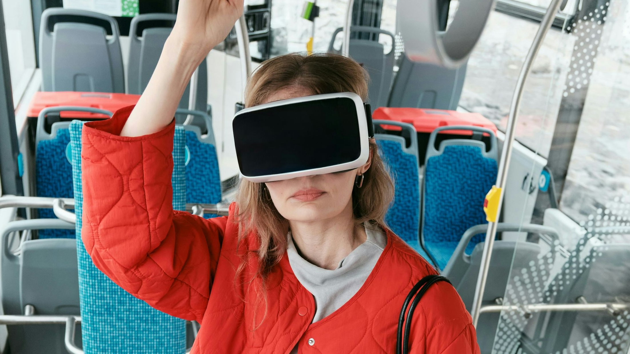 Heute.at - Hier müssen Flugbegleiter mit VR-Brille trainieren