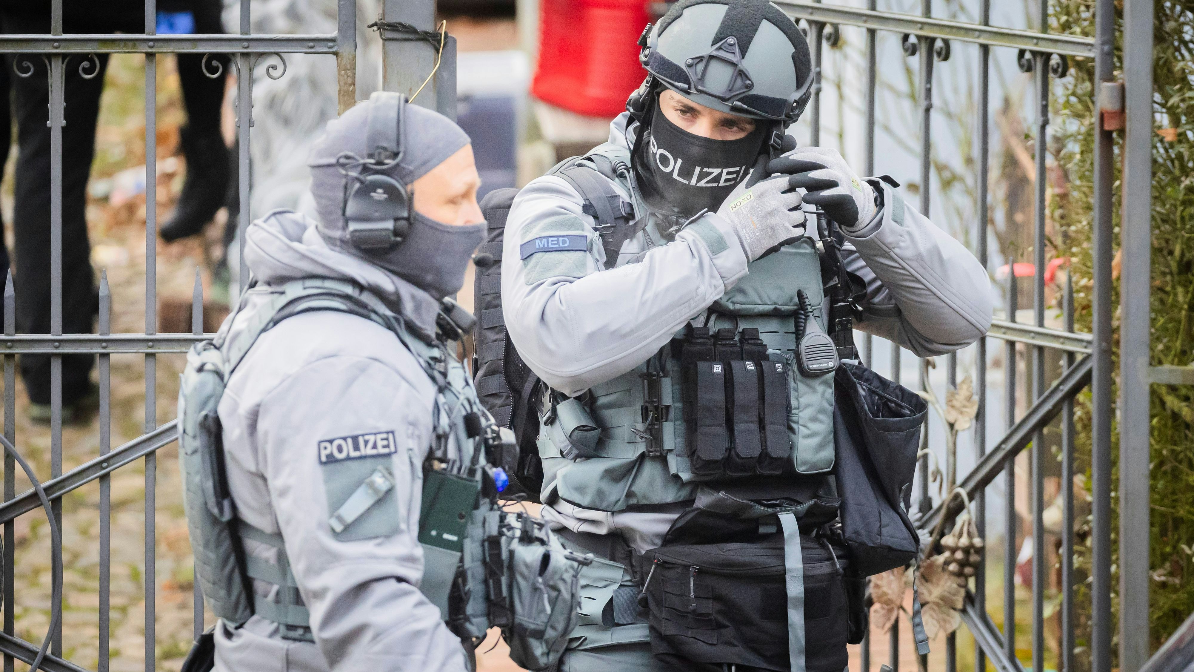 Spezialkommando der Berliner Polizei bei einer Razzia in einer Villa im Bezirk Neukölln, die einem arabischen Verbrecherclan gehört