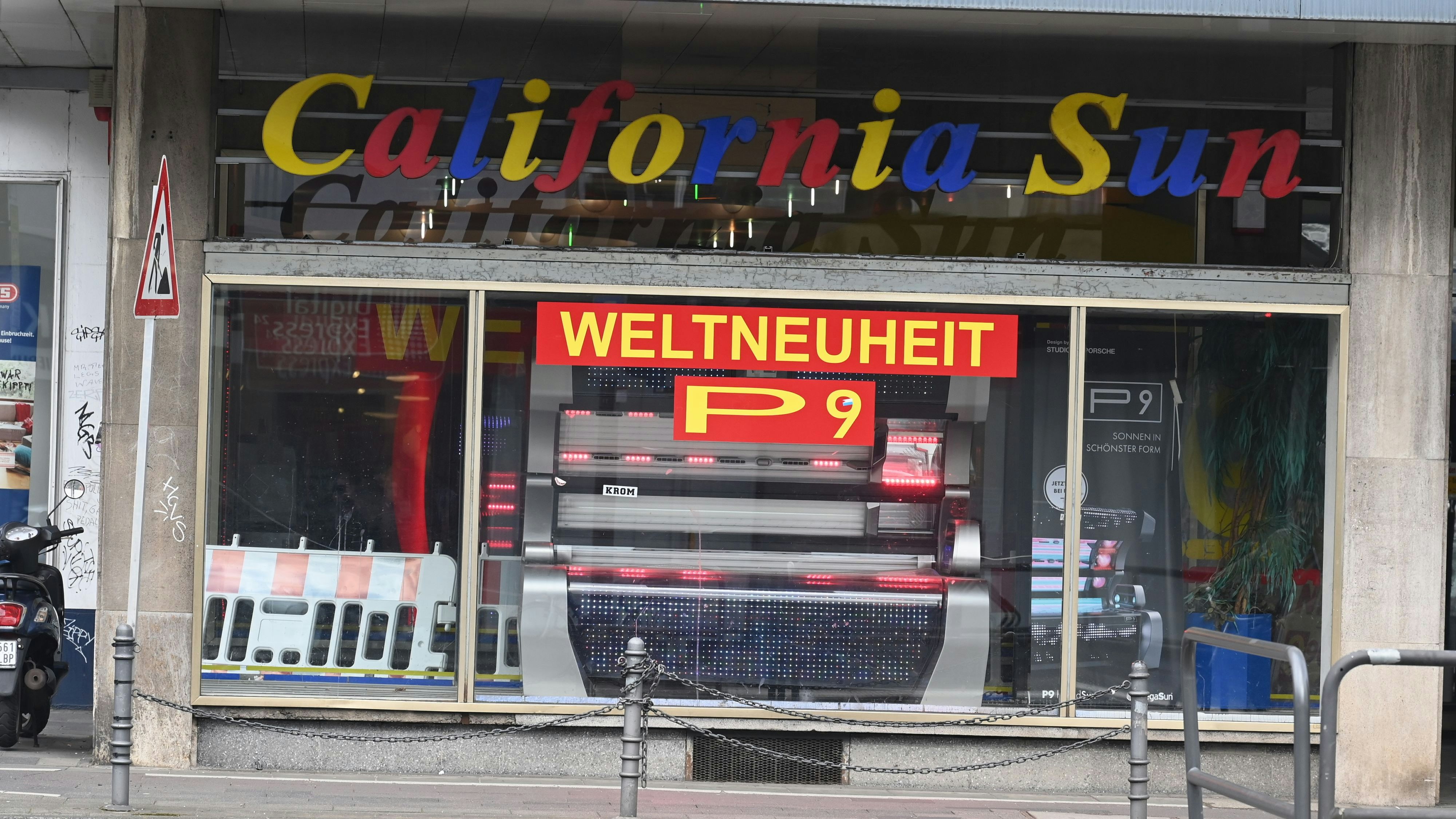 Download von www.picturedesk.com am 14.10.2024 (18:02).  19 March 2023, North Rhine-Westphalia, Cologne: Logo, lettering of California Sun, tanning salon chain with modern beauty and body treatments Photo: Horst Galuschka/dpa - 20230319_PD21823 - Rechteinfo: Rights Managed (RM)