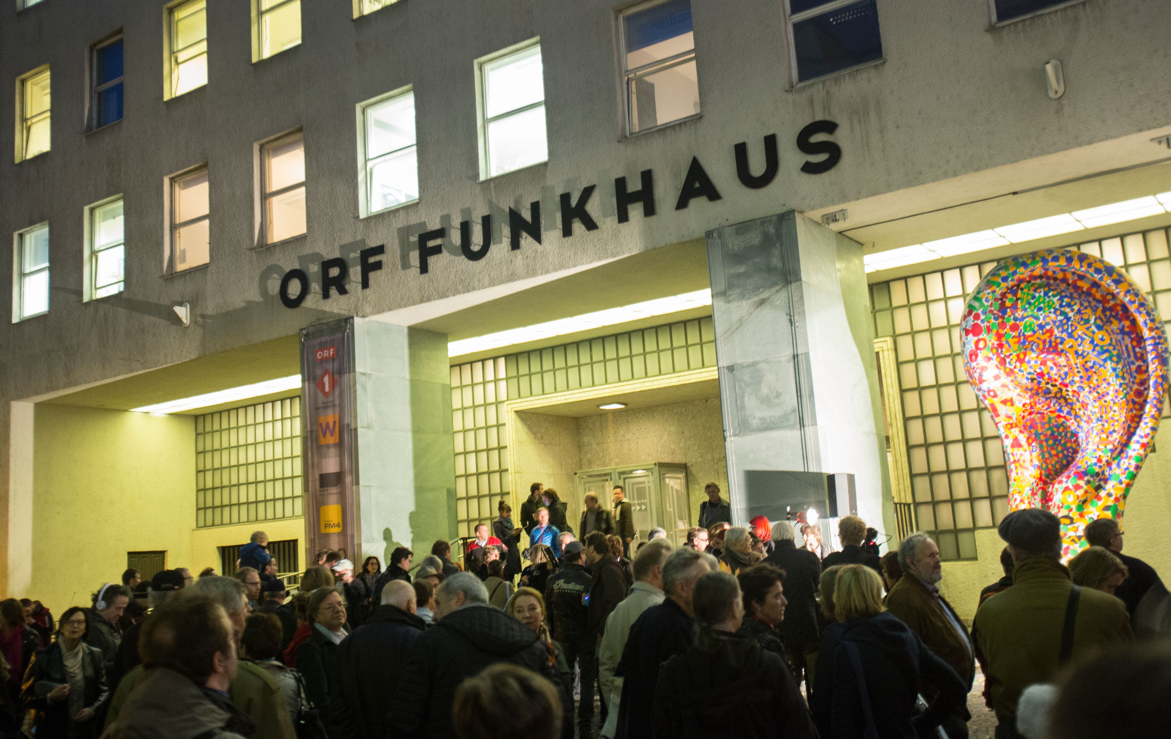 Die beiden Ex-Terroristen diskutieren im Funkhaus.