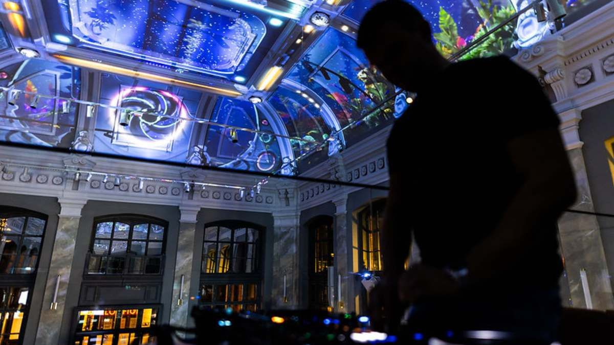 In der Nacht verwandelt sich die Decke der ehemaligen Bahnhofshalle, die von Gustave Eiffel gebaut wurde bis Jahresende in einen Club.