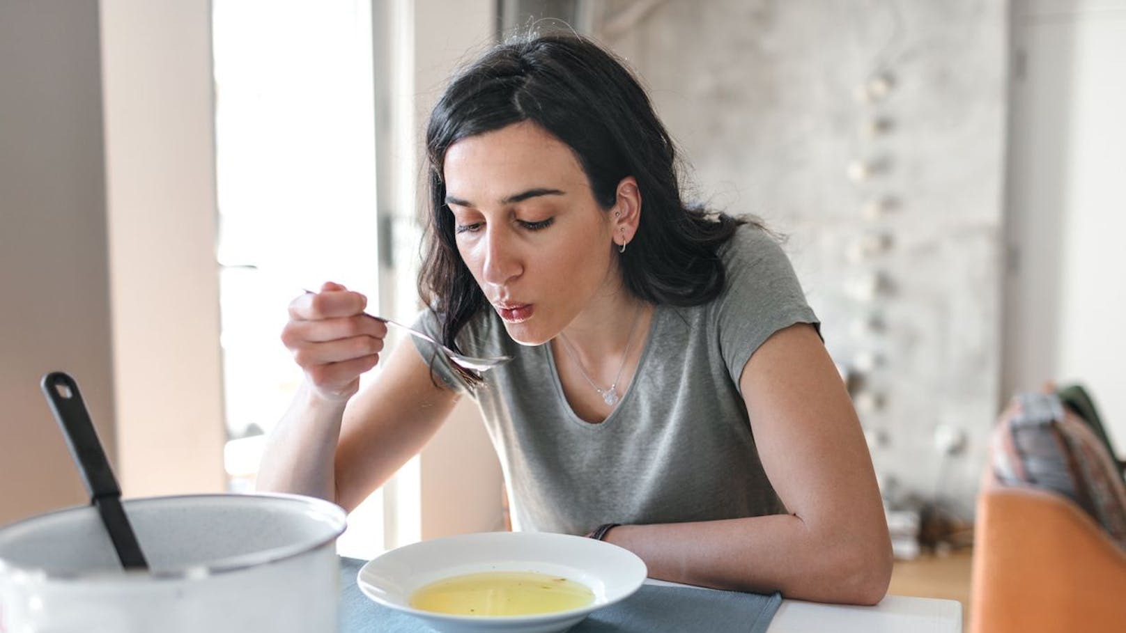 Bringt das Pusten auf heißes Essen wirklich etwas?