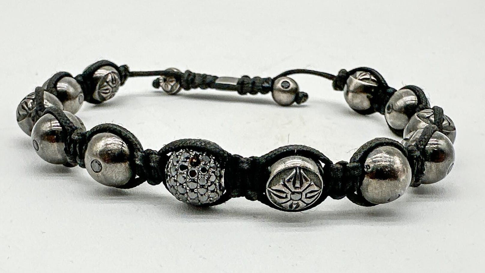 Ein geflochtenes Diamant-Armband Shamballa. Aktuelles Gebot: 4.800 Euro.