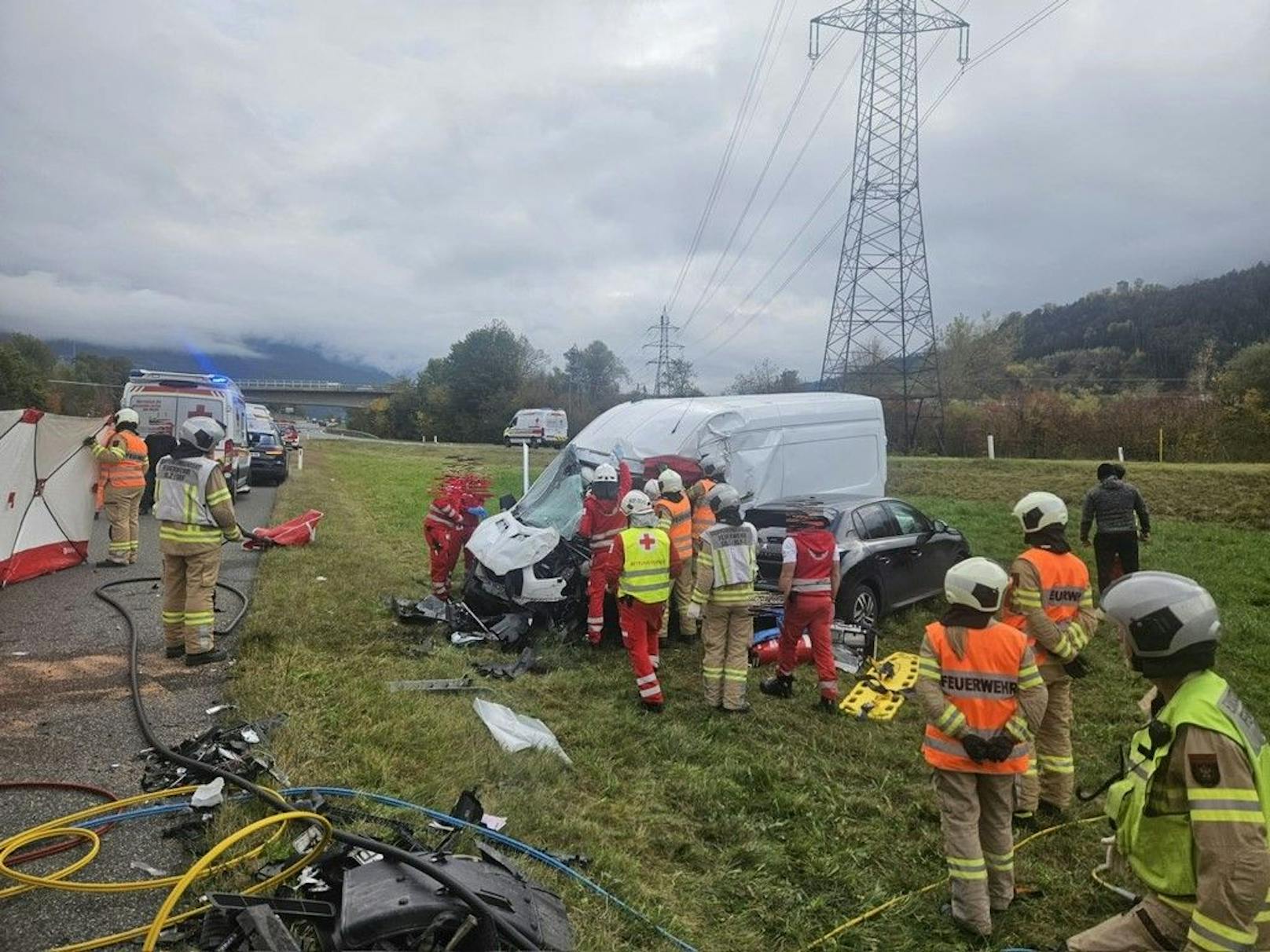 Bei einem schweren Crash in Telfs wurden drei Menschen verletzt.