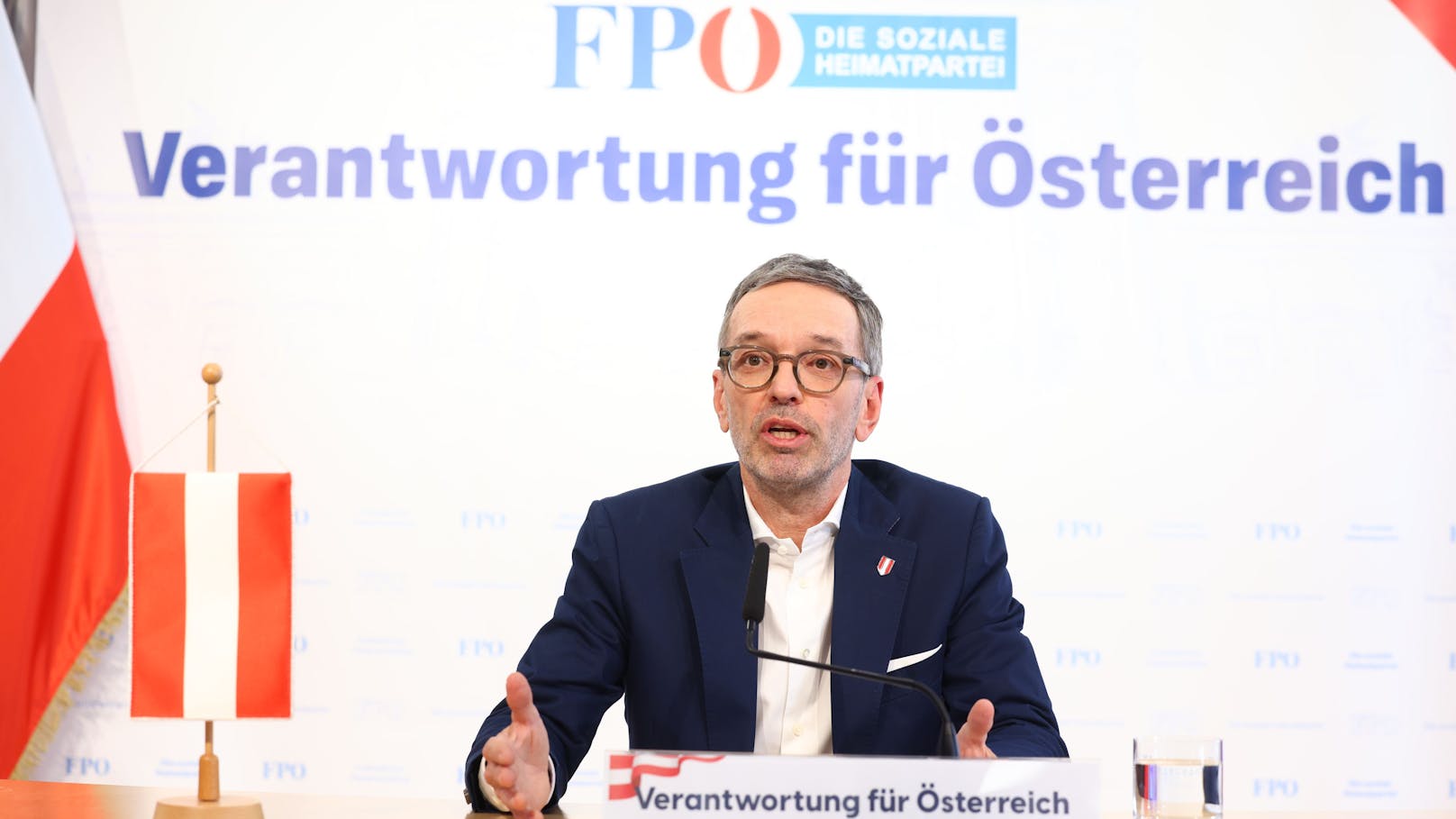 FPÖ-Chef Herbert Kickl teilte am Montag (14.10.2024) bei seiner Pressekonferenz kräftig aus – v.a. gegen Bundespräsident Alexander Van der Bellen und Bundeskanzler Karl Nehammer. 