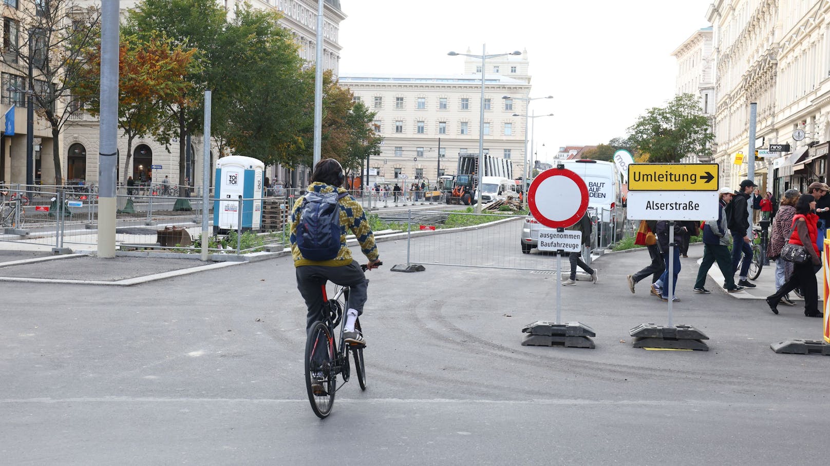 Der Schilderwald auf der Universitätsstraße (Wien-Alsergrund)