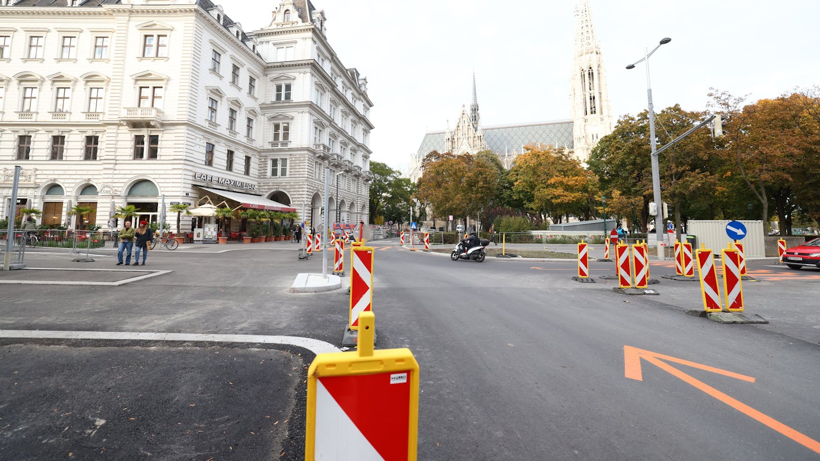 Der Schilderwald auf der Universitätsstraße (Wien-Alsergrund)