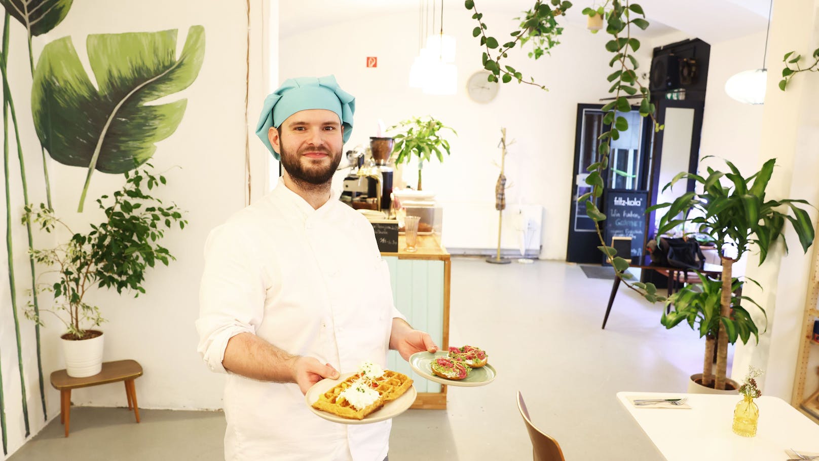 Rupert Alexander Tömböl betreibt nun das neu eröffnete vegane "Bistro Deppat!" in der Leopoldgasse 26 (Wien-Leopoldstadt)