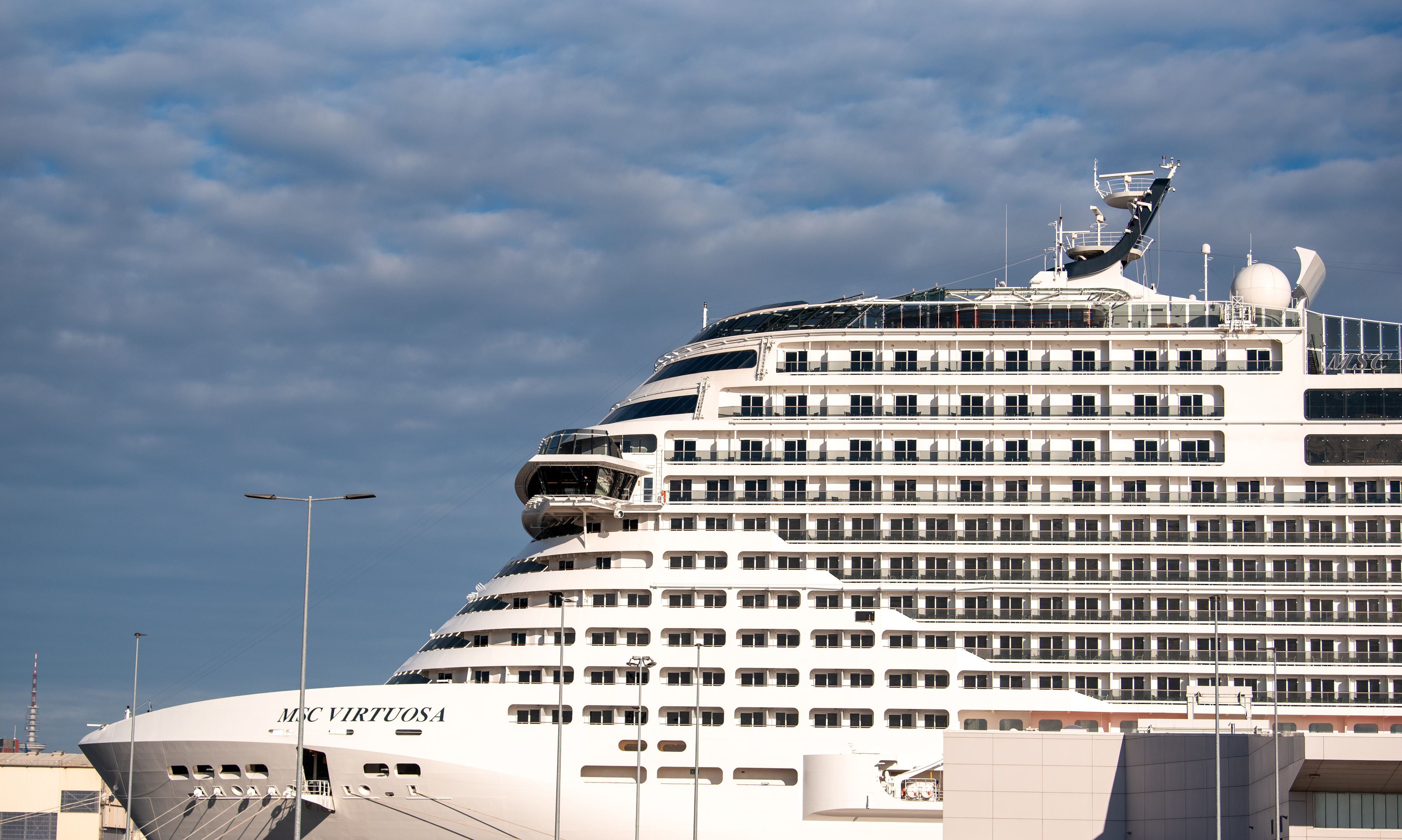 Am Samstagmorgen ist eine Frau von Bord des&nbsp;Kreuzfahrtschiffs MSC Virtuosa gefallen.