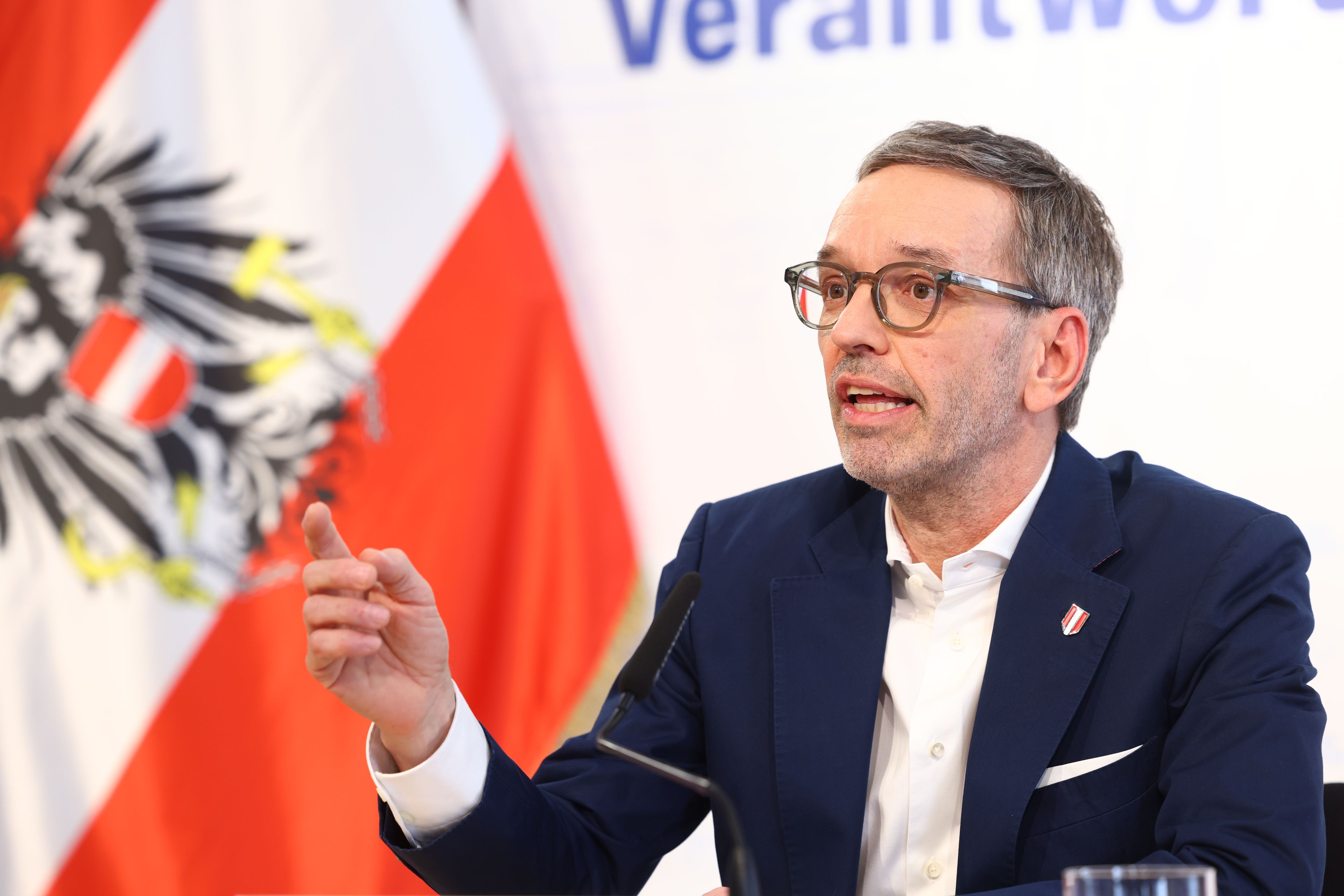 FPÖ-Chef Herbert Kickl teilte am Montag (14.10.2024) bei seiner Pressekonferenz kräftig aus – v.a. gegen Bundespräsident Alexander Van der Bellen und Bundeskanzler Karl Nehammer. 