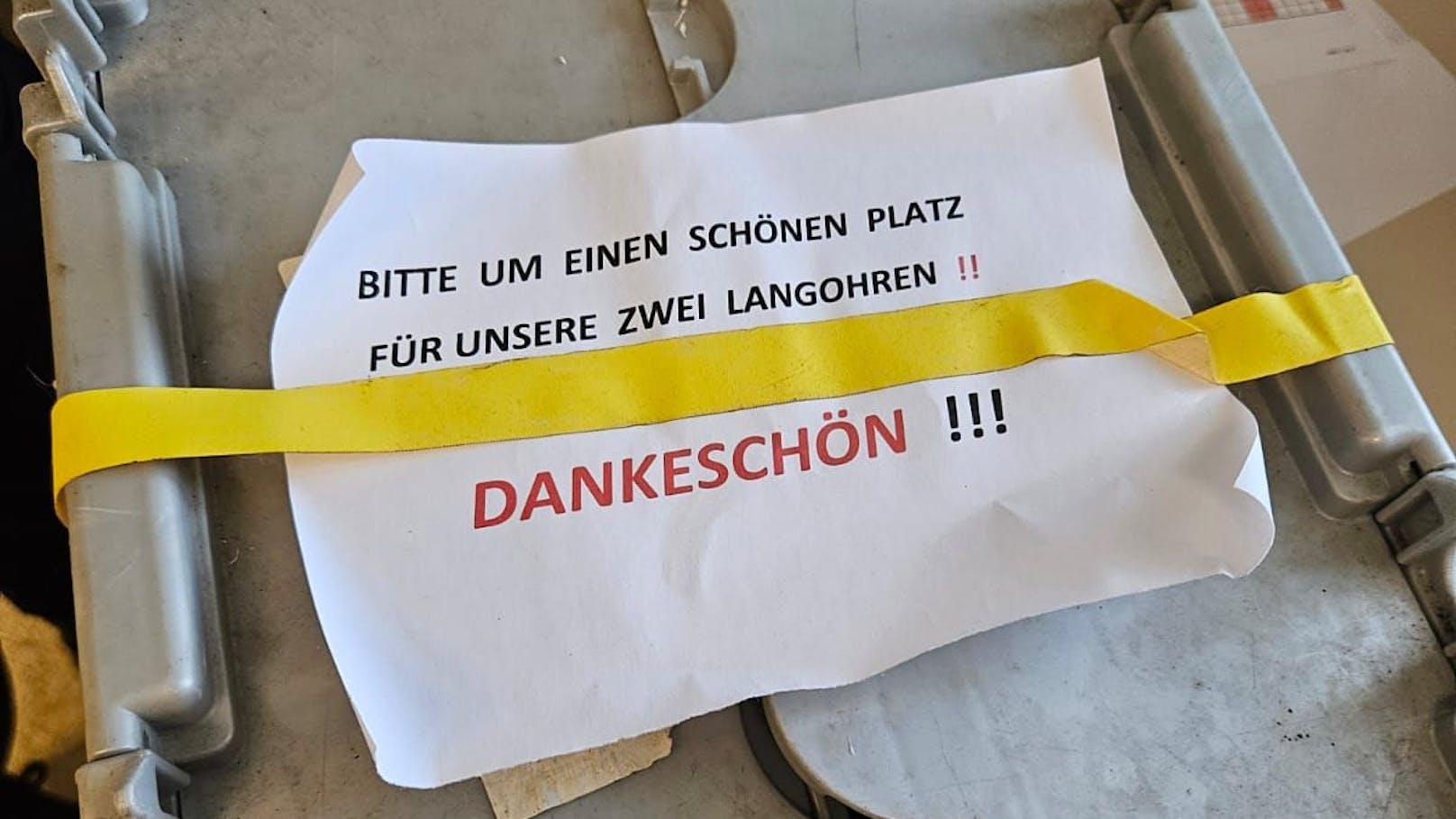 Diese Nachricht war auf der Box angebracht.