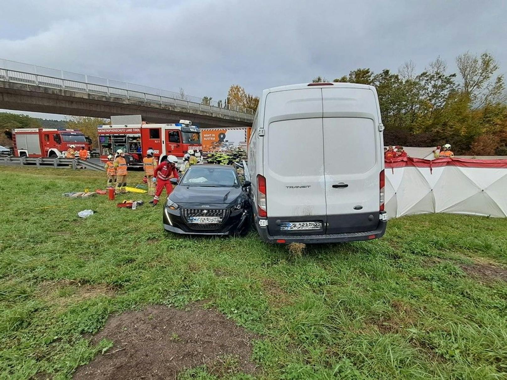 Bei einem schweren Crash in Telfs wurden drei Menschen verletzt.