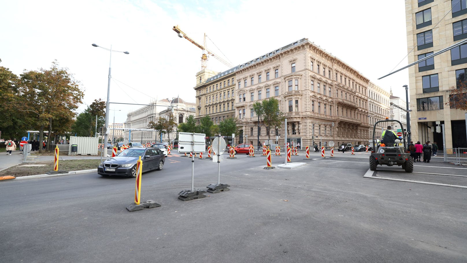 Der Schilderwald auf der Universitätsstraße (Wien-Alsergrund)