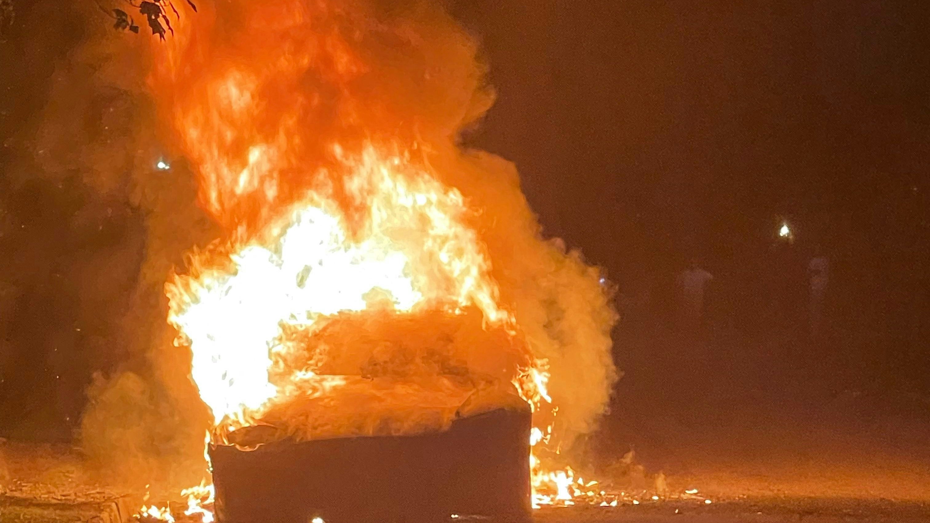 Das Fahrzeug fing nach dem Aufprall Feuer. (Symbolbild)