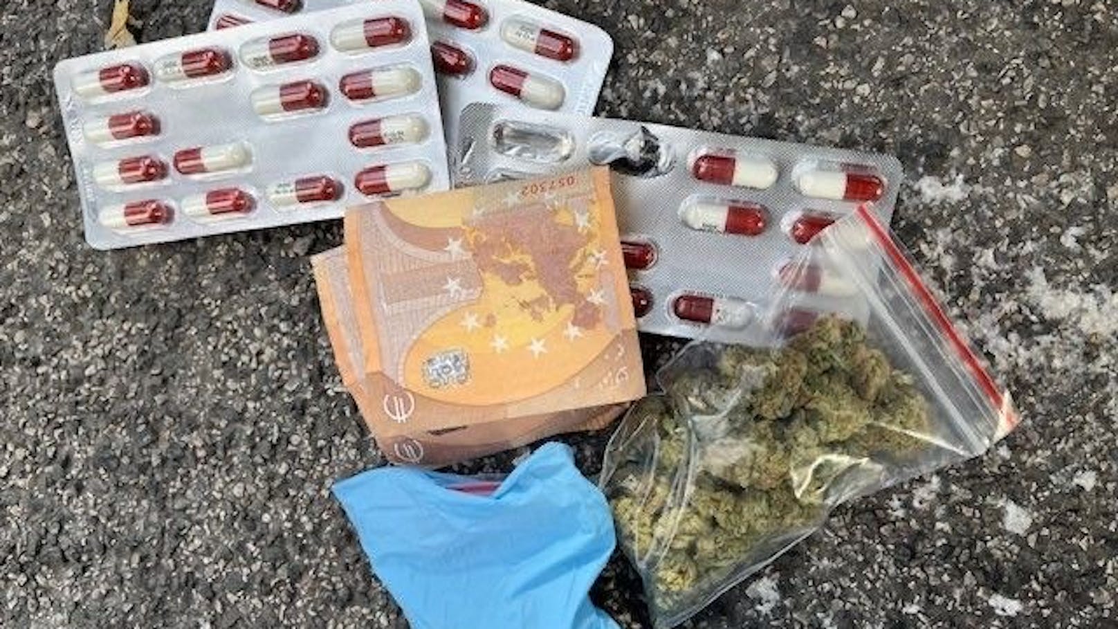 Zwei E-Scooter-Lenker wurden positiv auf Suchtgift getestet, weshalb seitens der LPD-Wien zwei Anzeigenlegungen nach dem Suchtmittelgesetz mit einer Sicherstellung von 50 Gramm Cannabis erfolgte.