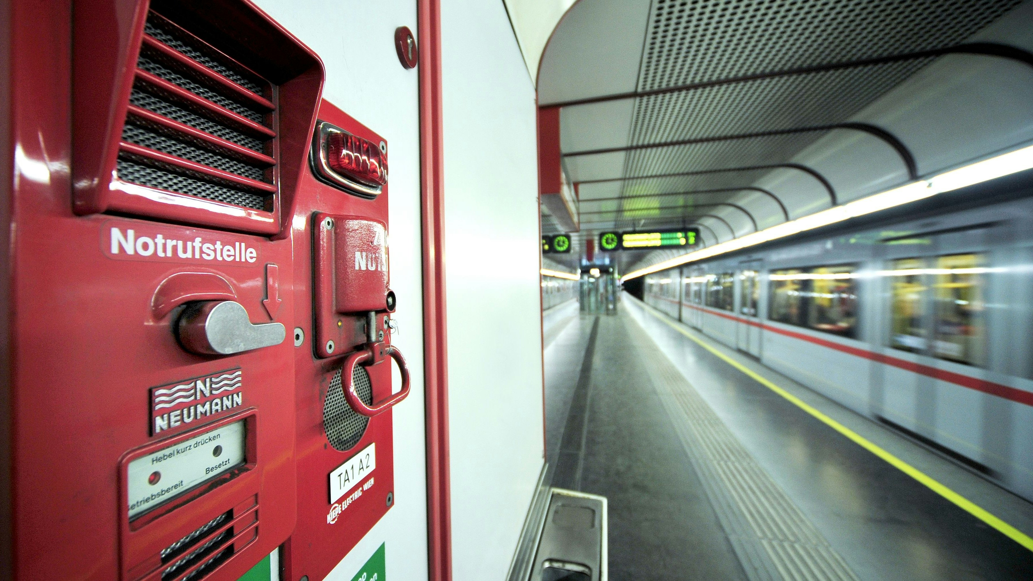 Notrufstelle am Bahnsteig der Linie U1.