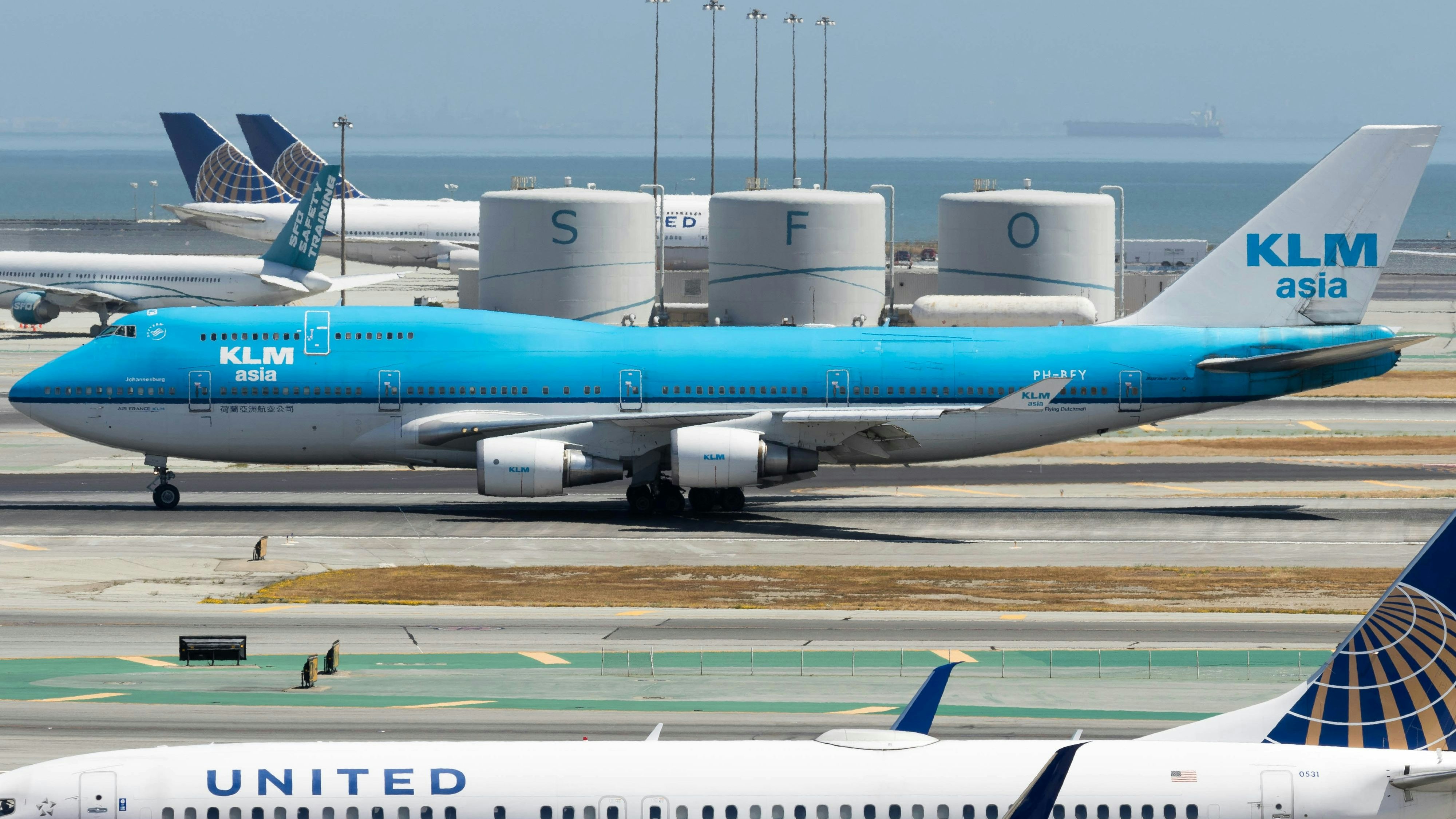 Wer nach längerer Pause wieder als Flugbegleiter arbeitet, muss bei KLM erst wieder mit der VR-Brille trainieren.