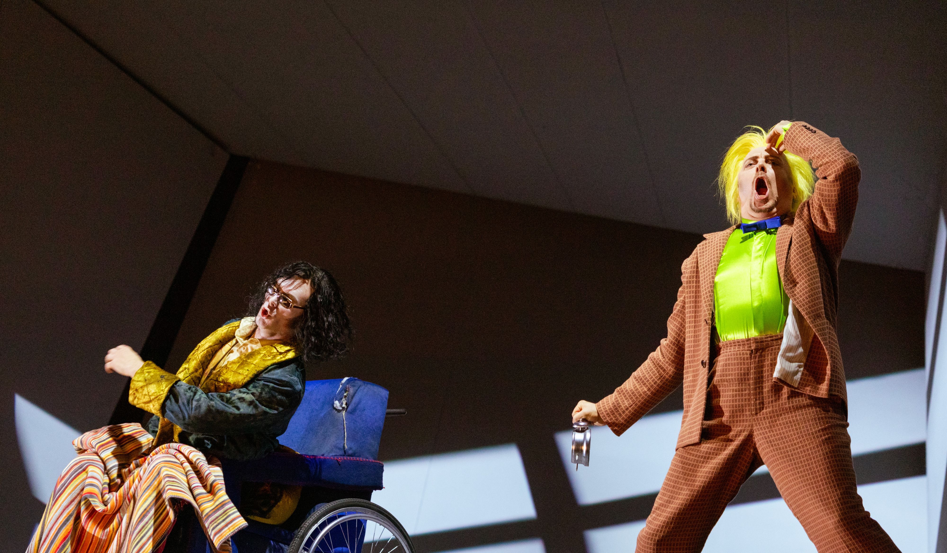 Philippe Sly (Hamm) (l.) und Georg Nigl (Clov) (r.) stehen zusammen auf der Bühne.