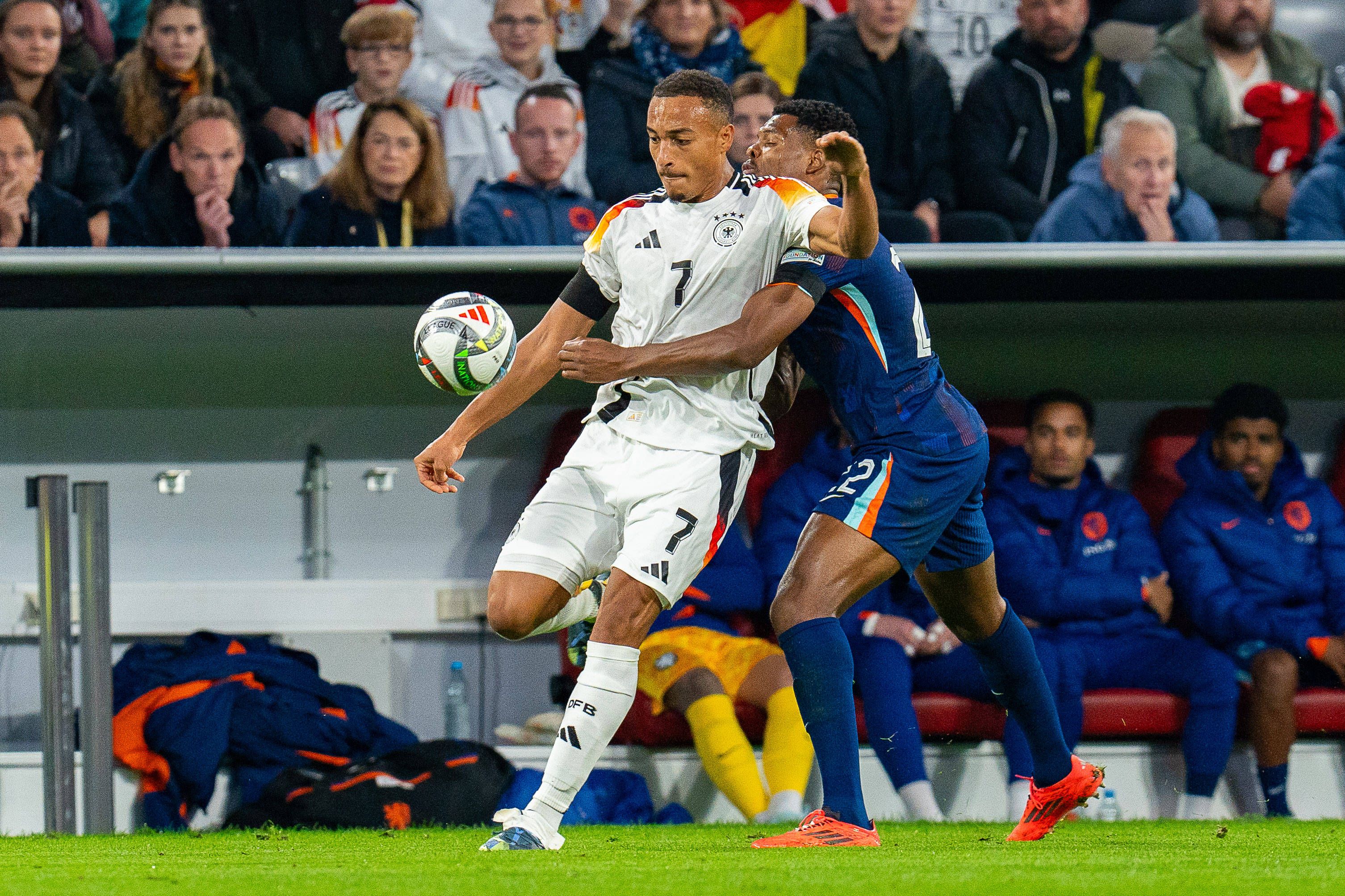 Jamie Leweling (l.) traf bei seinem Debüt für Deutschland zum 1:0.