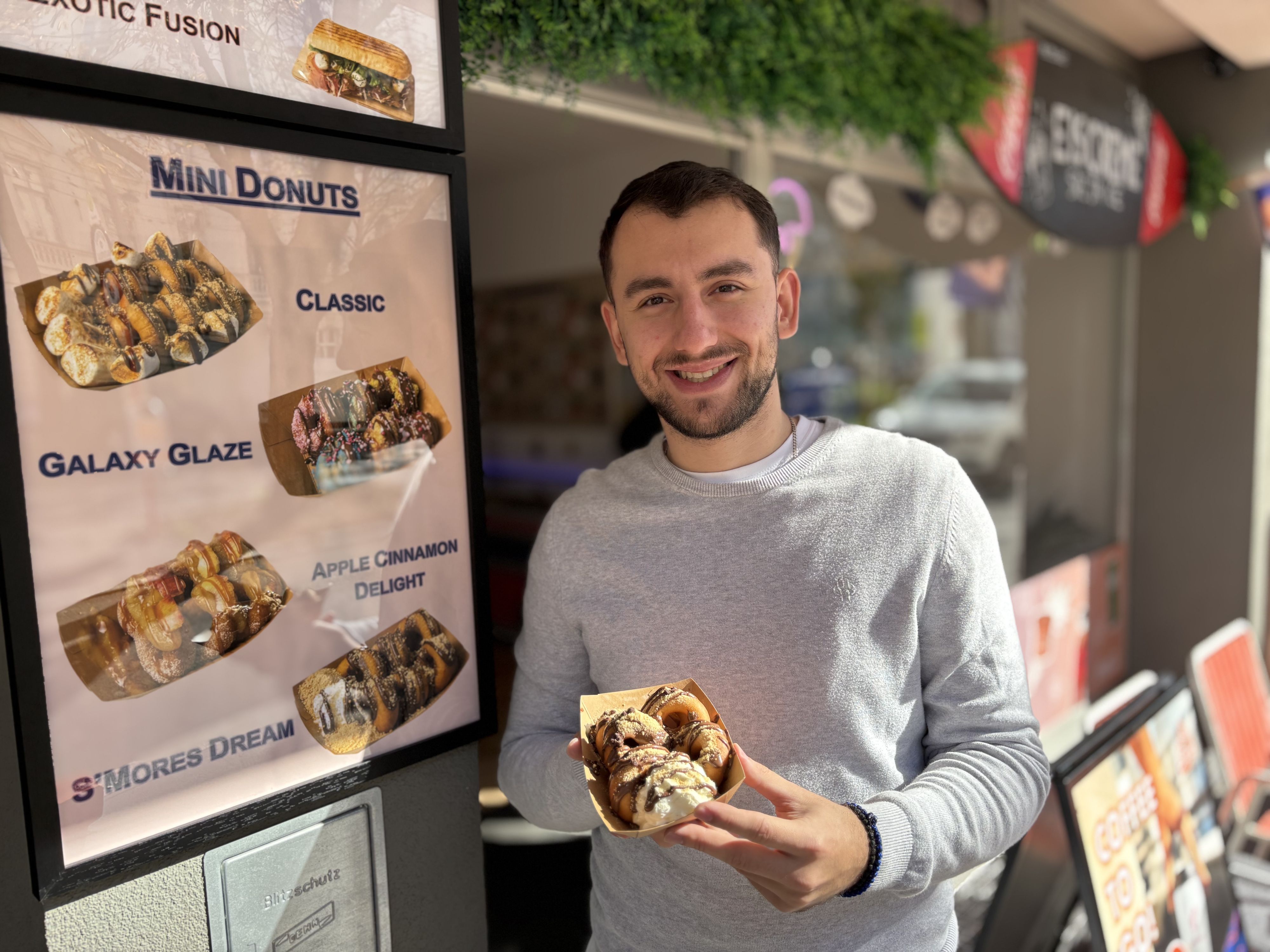 Sreja-Gründer Dajan Srejic mit den neuen Mini-Donuts