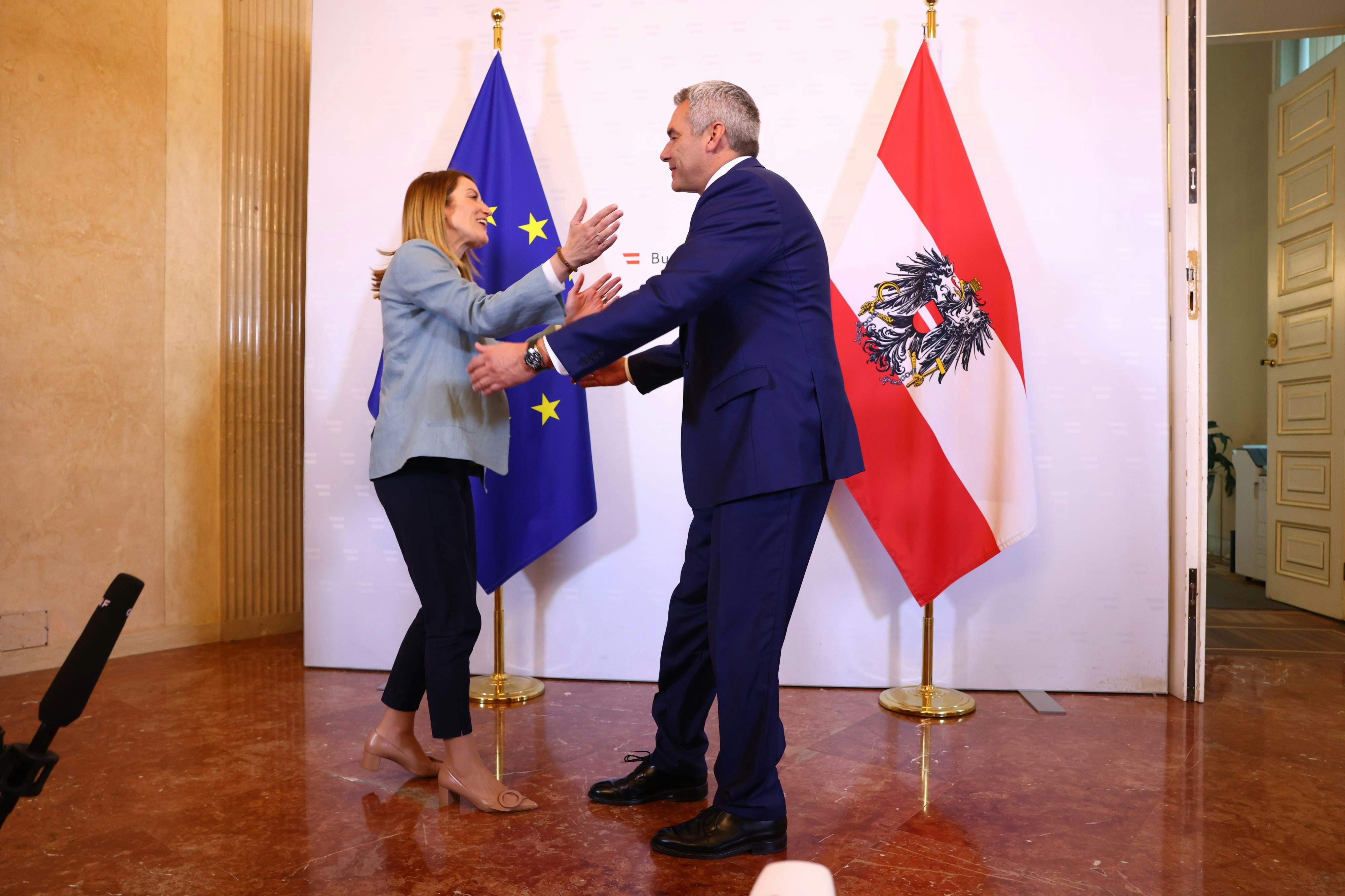 Lass dich drücken, Karl! EU-Parlamentspräsidentin Roberta Metsola in Wien ...