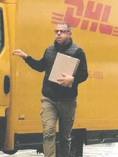 Nach getaner „Arbeit“ spaziert der dreiste Dieb seelenruhig mit seiner Beute nach Hause. Ein Zeuge fotografierte ihn dabei.