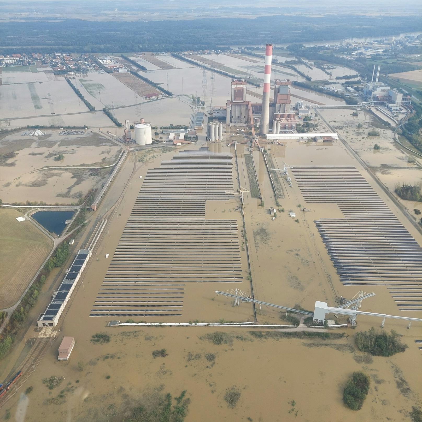 Kraftwerk aus der Luft, alles steht unter Wasser