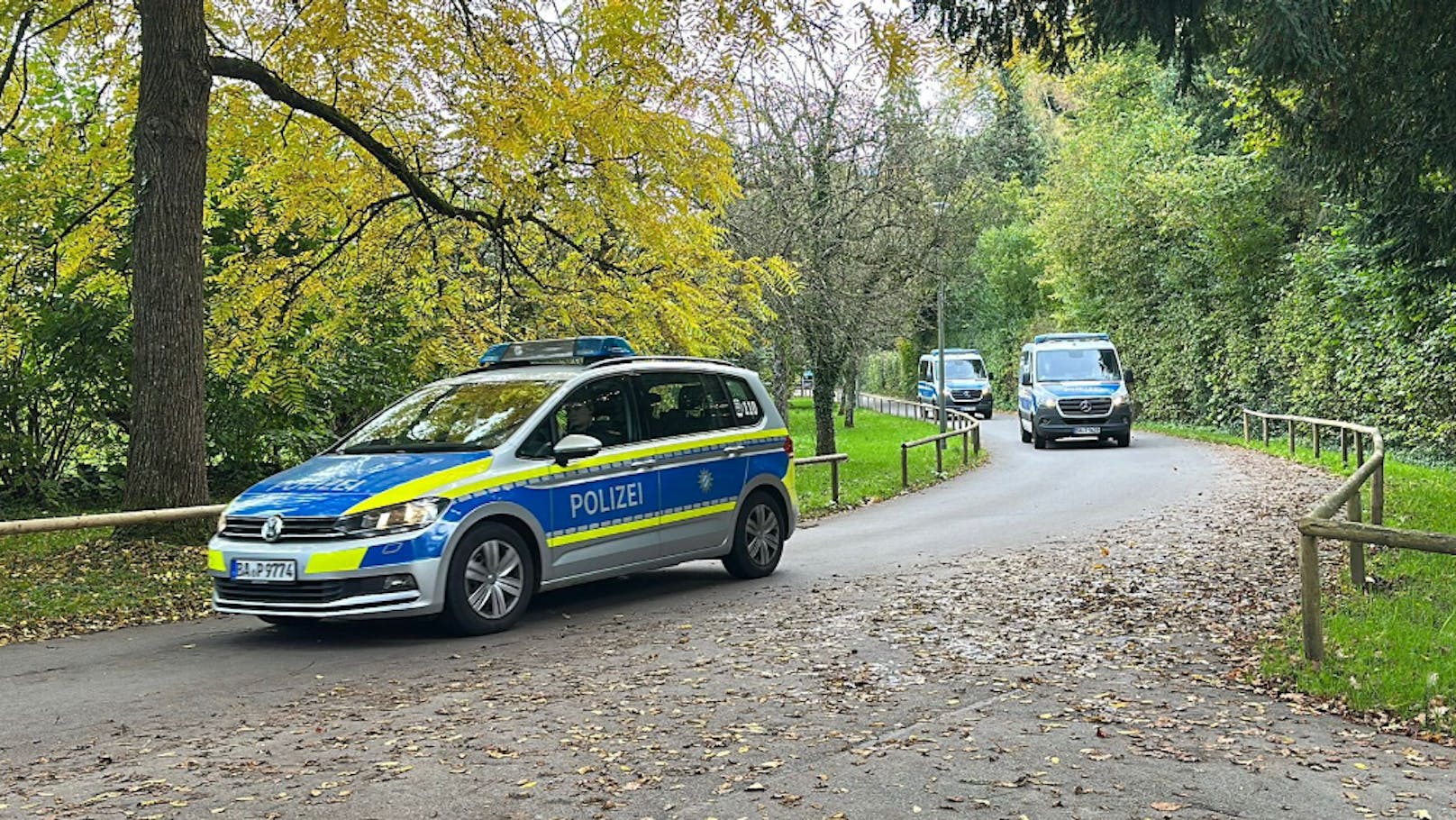 Ein Großaufgebot der Exekutive hat den Park großräumig abgesperrt und...